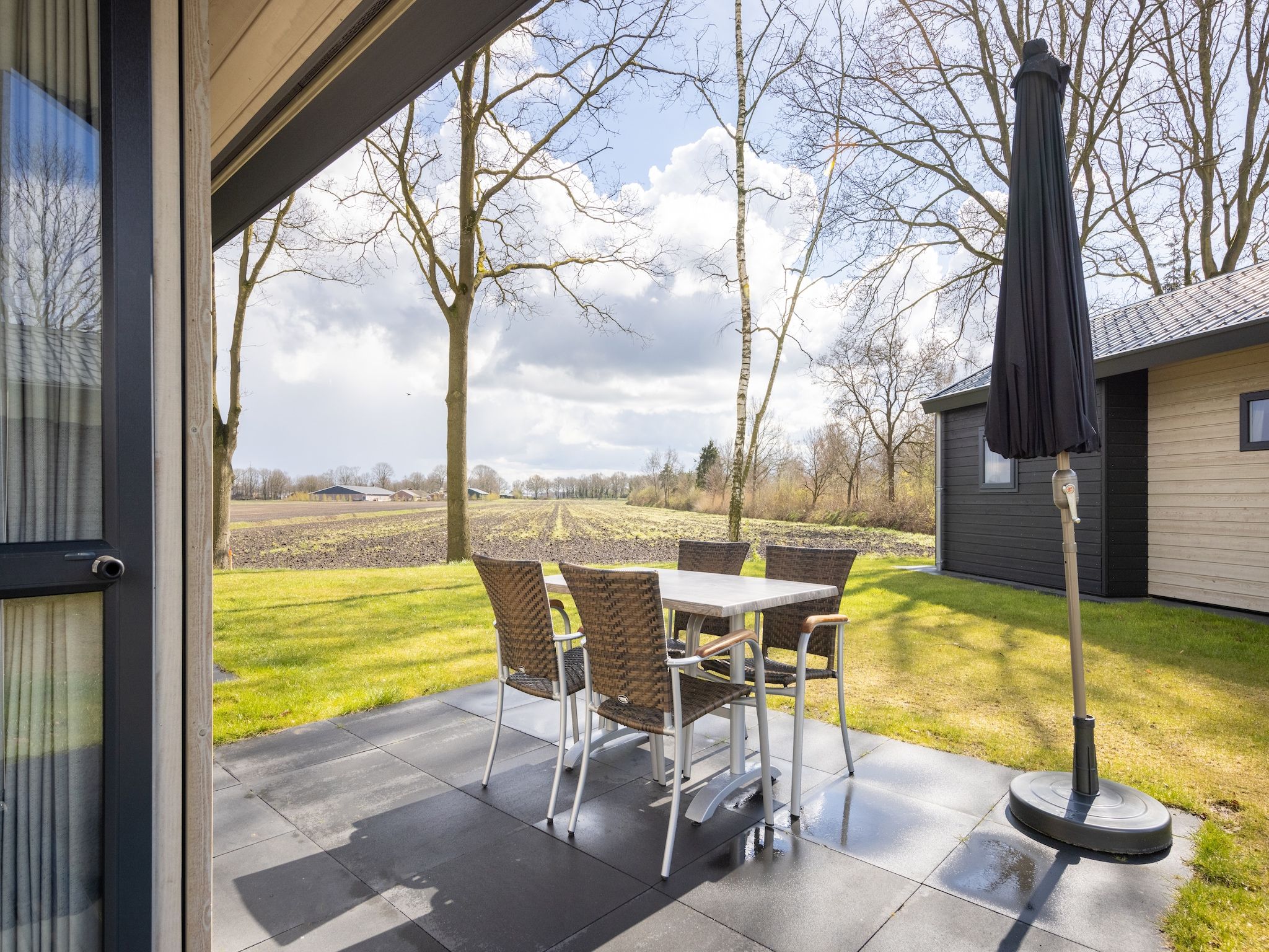 Het terras van Recreatiepark Tolplas 19 in Hoge Hexel