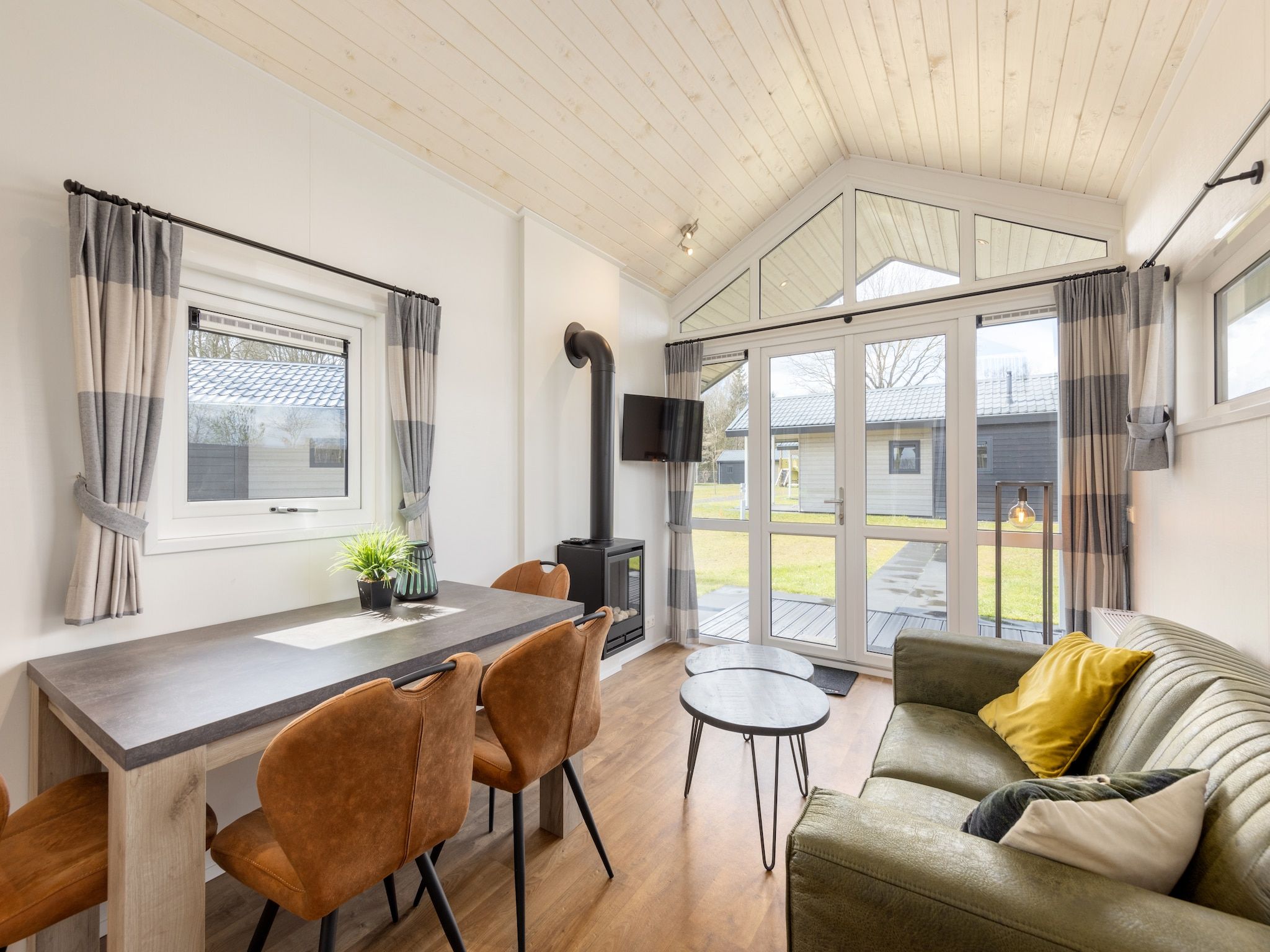 De woonkamer van Recreatiepark Tolplas 19 in Hoge Hexel