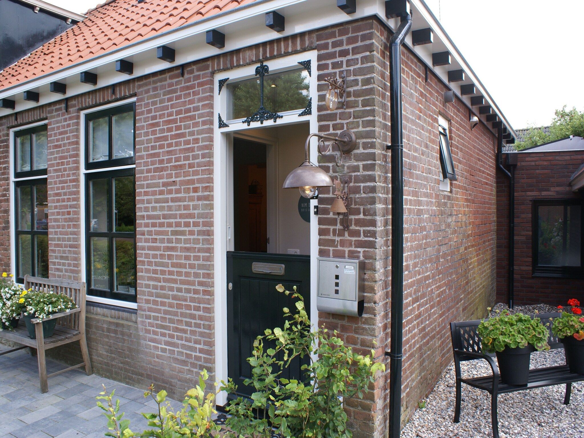 De buitenkant van Wadden Geluk in Paesens