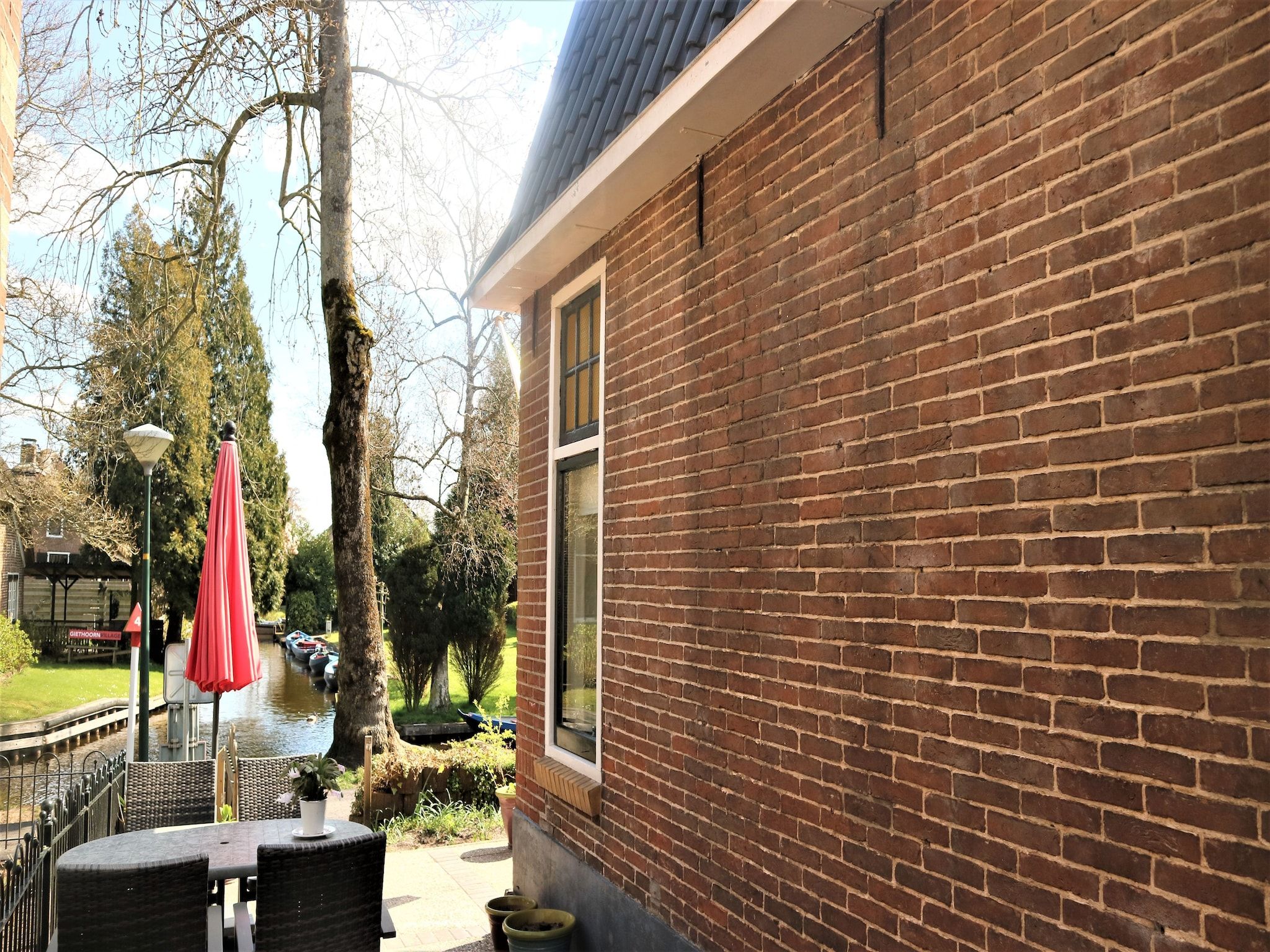 De tuin van Logies Paal 4 Giethoorn – 3 persoons in Giethoorn