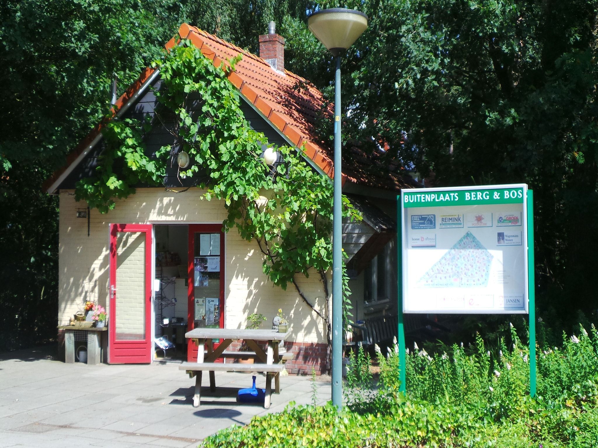 Parkfaciliteiten bij Buitenplaats Berg en Bos nummer 15 in Lemele