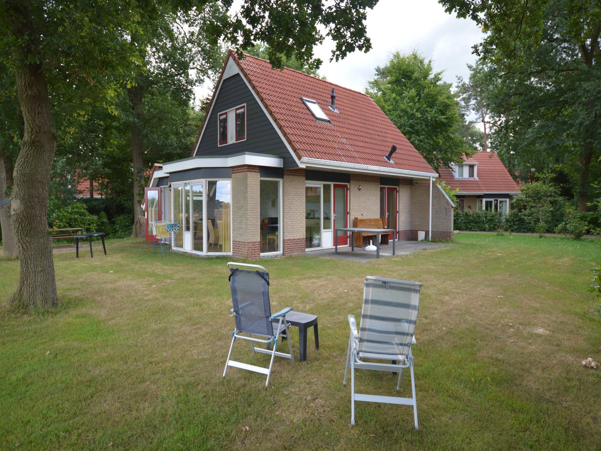 De buitenkant van Buitenplaats Berg en Bos nummer 18 in Lemele