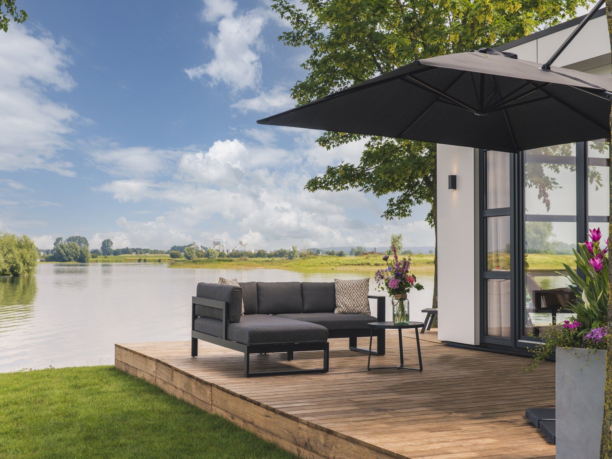 Het terras van MarinaPark Bad Nederrijn 2 in Maurik