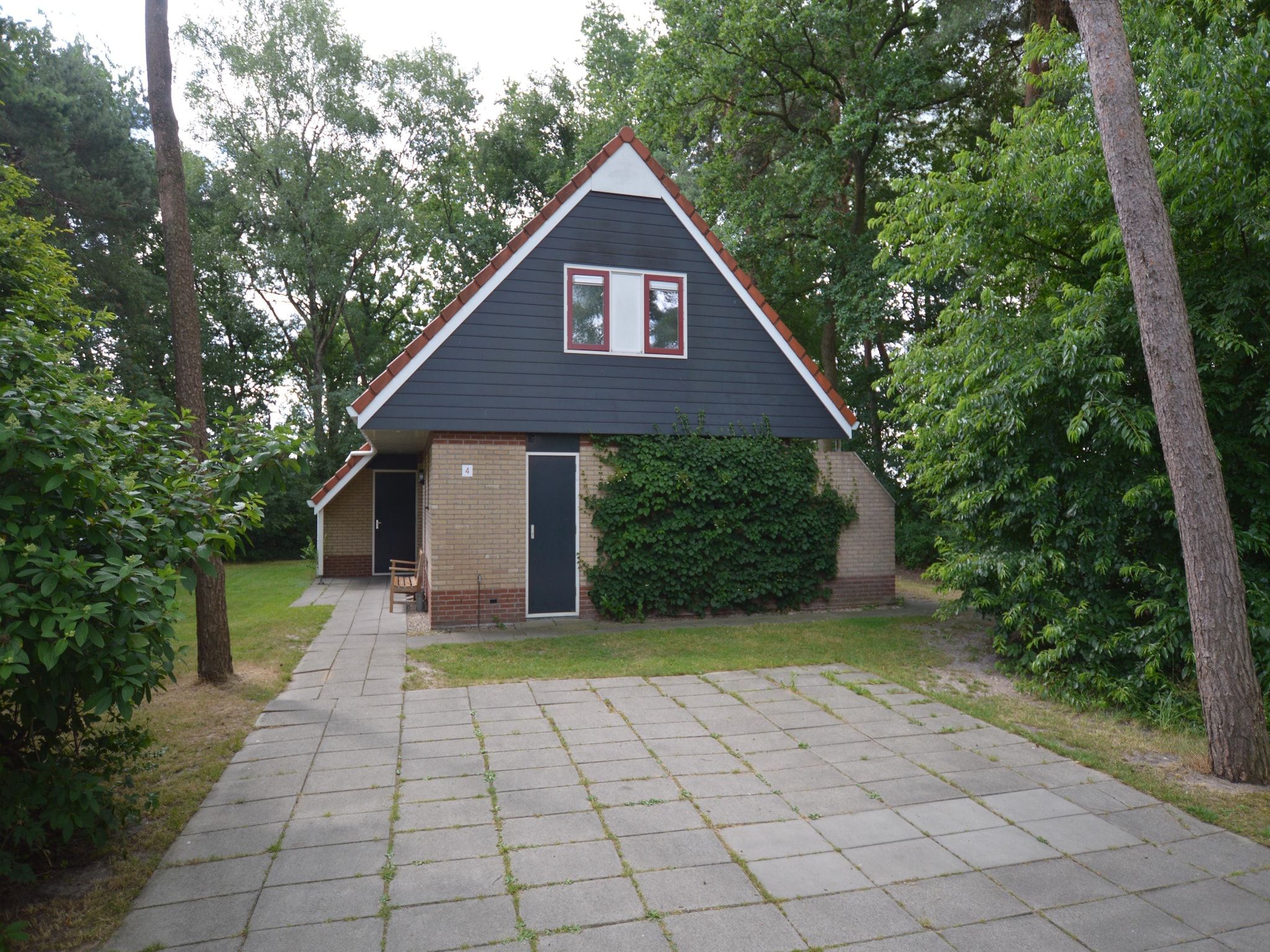 De buitenkant van Buitenplaats Berg en Bos nummer 4 in Lemele