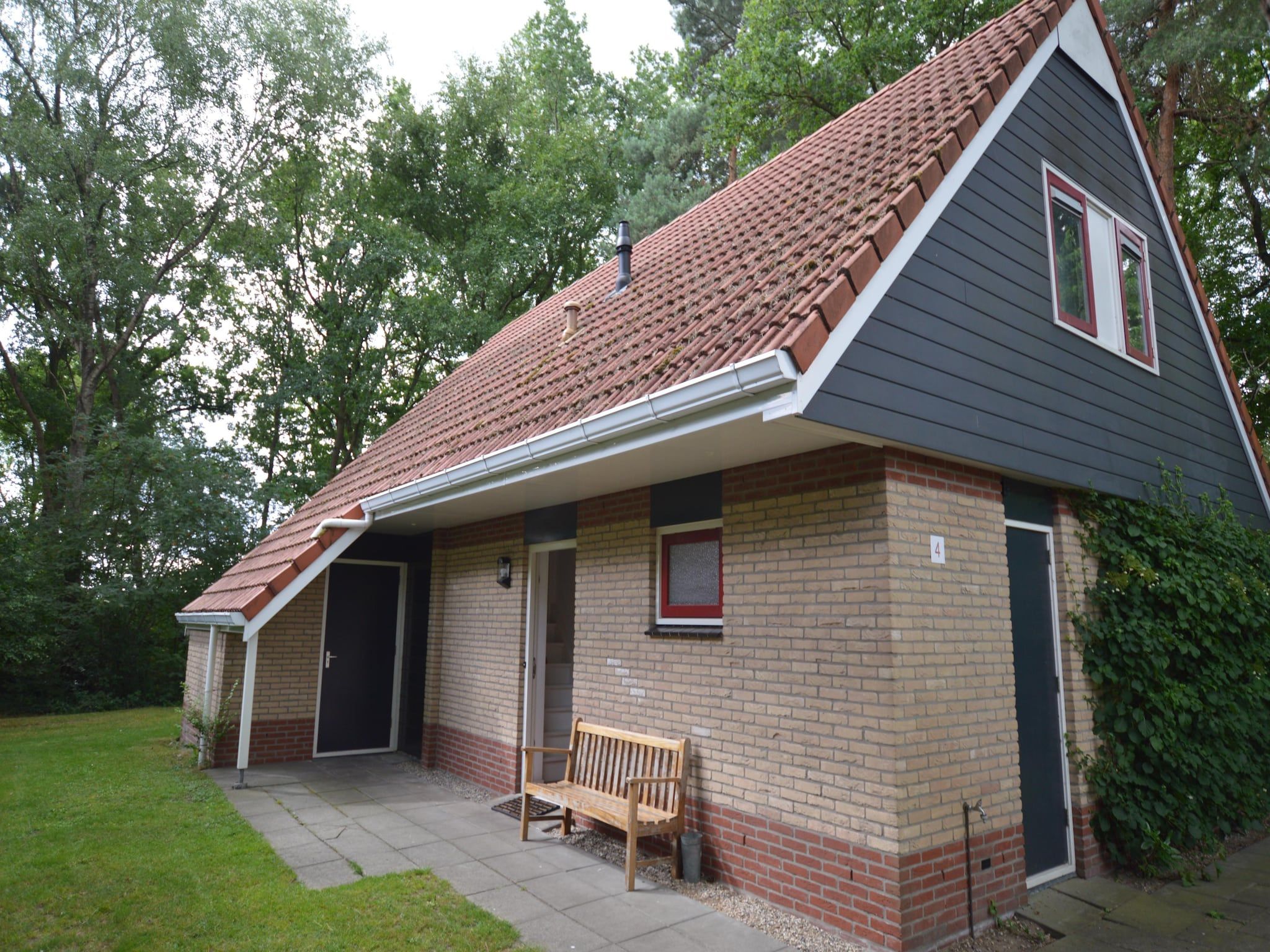 De buitenkant van Buitenplaats Berg en Bos nummer 4 in Lemele