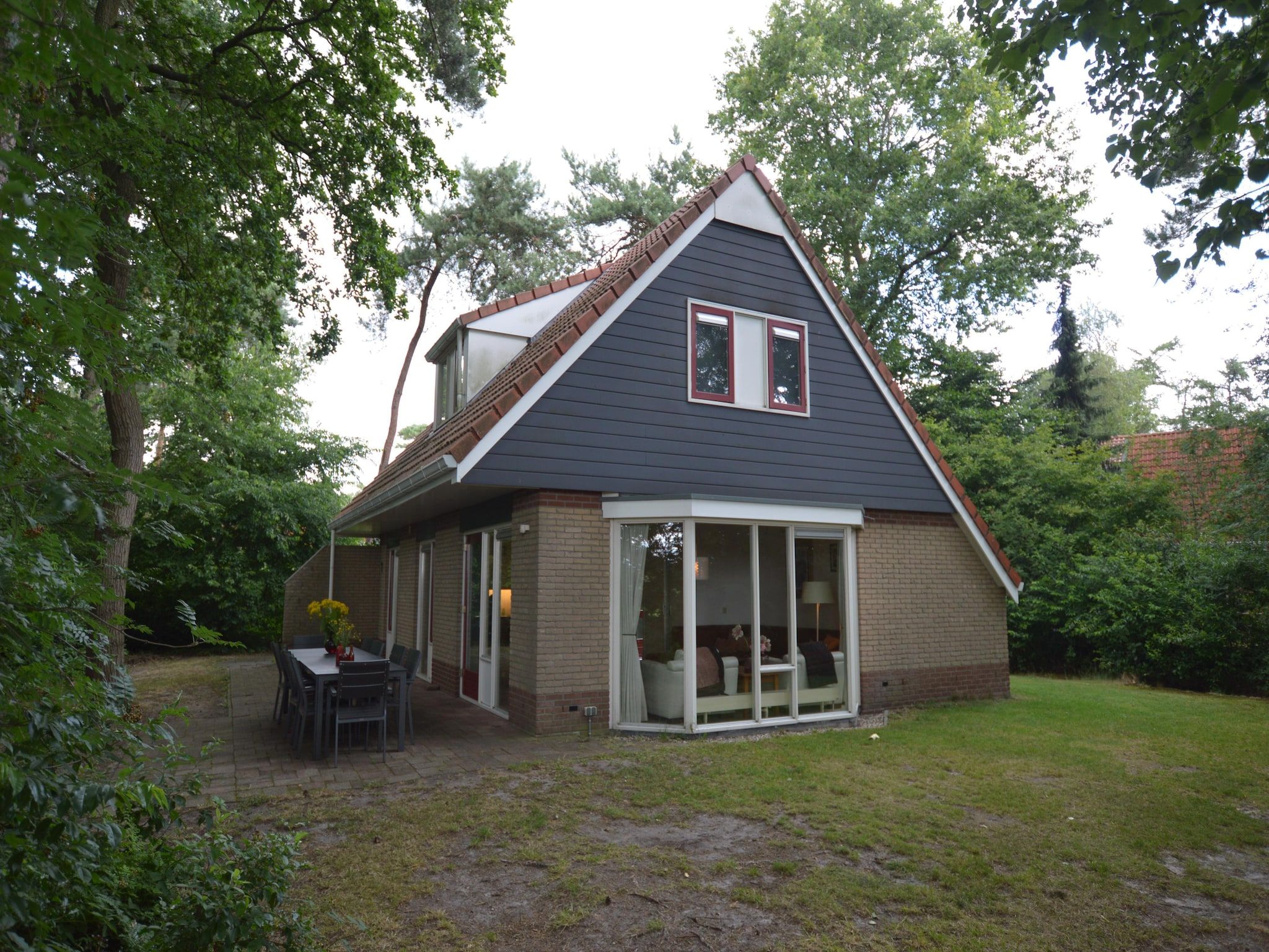 De buitenkant van Buitenplaats Berg en Bos nummer 4 in Lemele