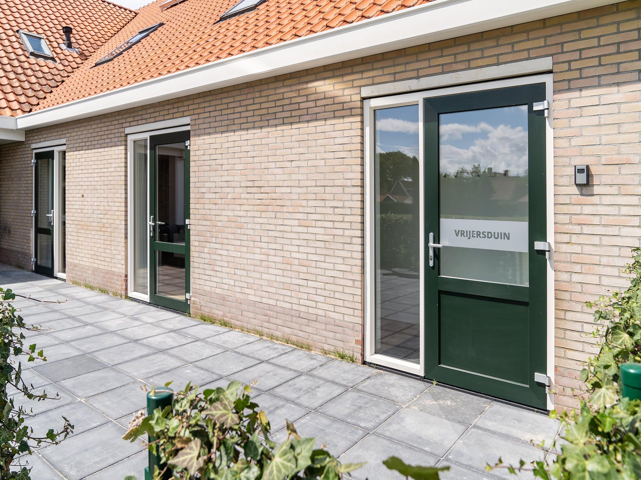 De buitenkant van Vrijersduin in Nes