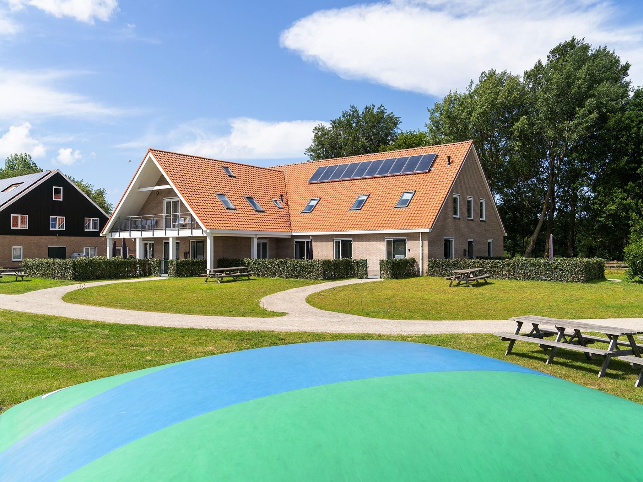 De buitenkant van Kaapsduin in Nes