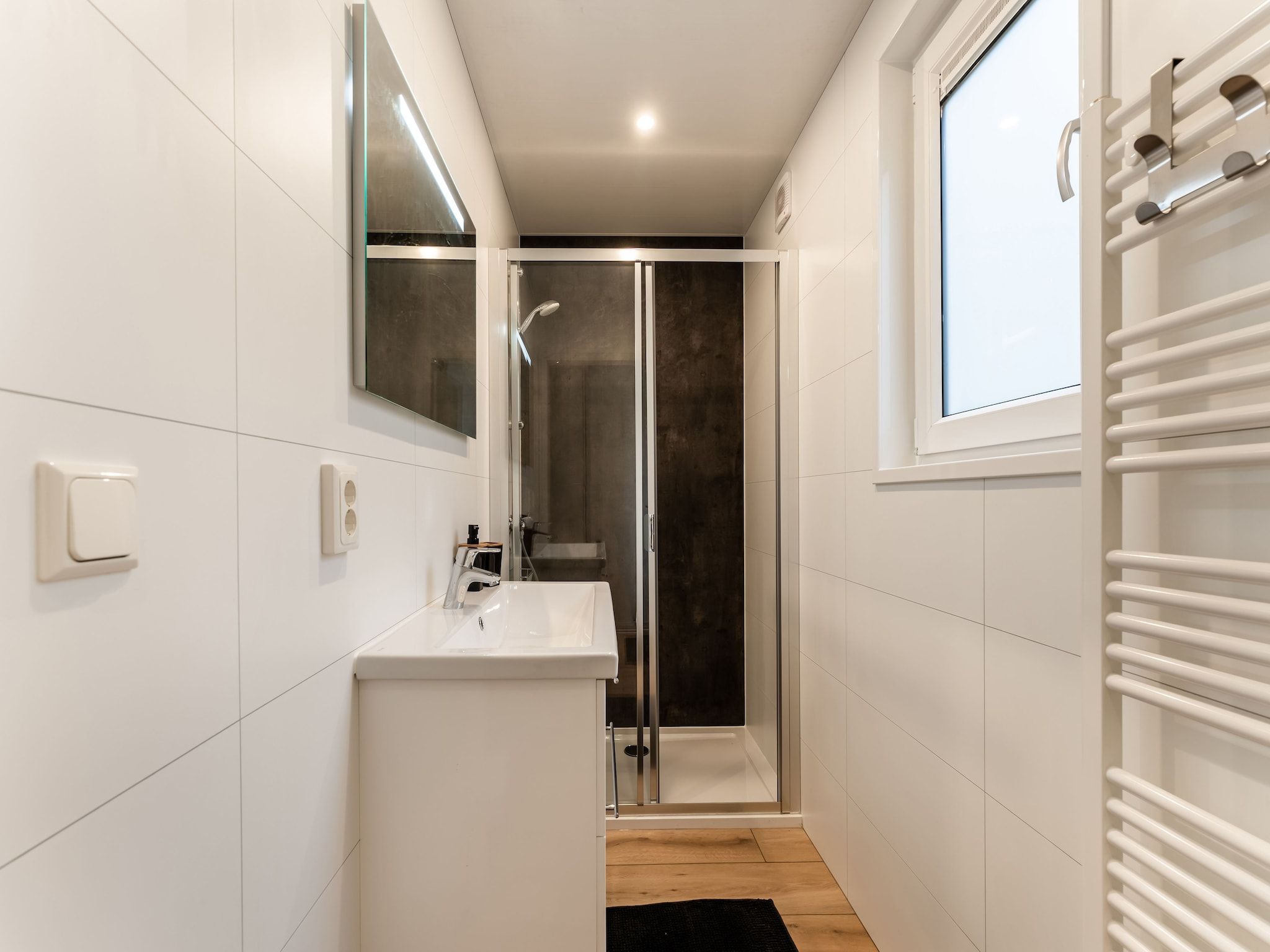 De badkamer van De Hooischuur in Hellendoorn in Hellendoorn