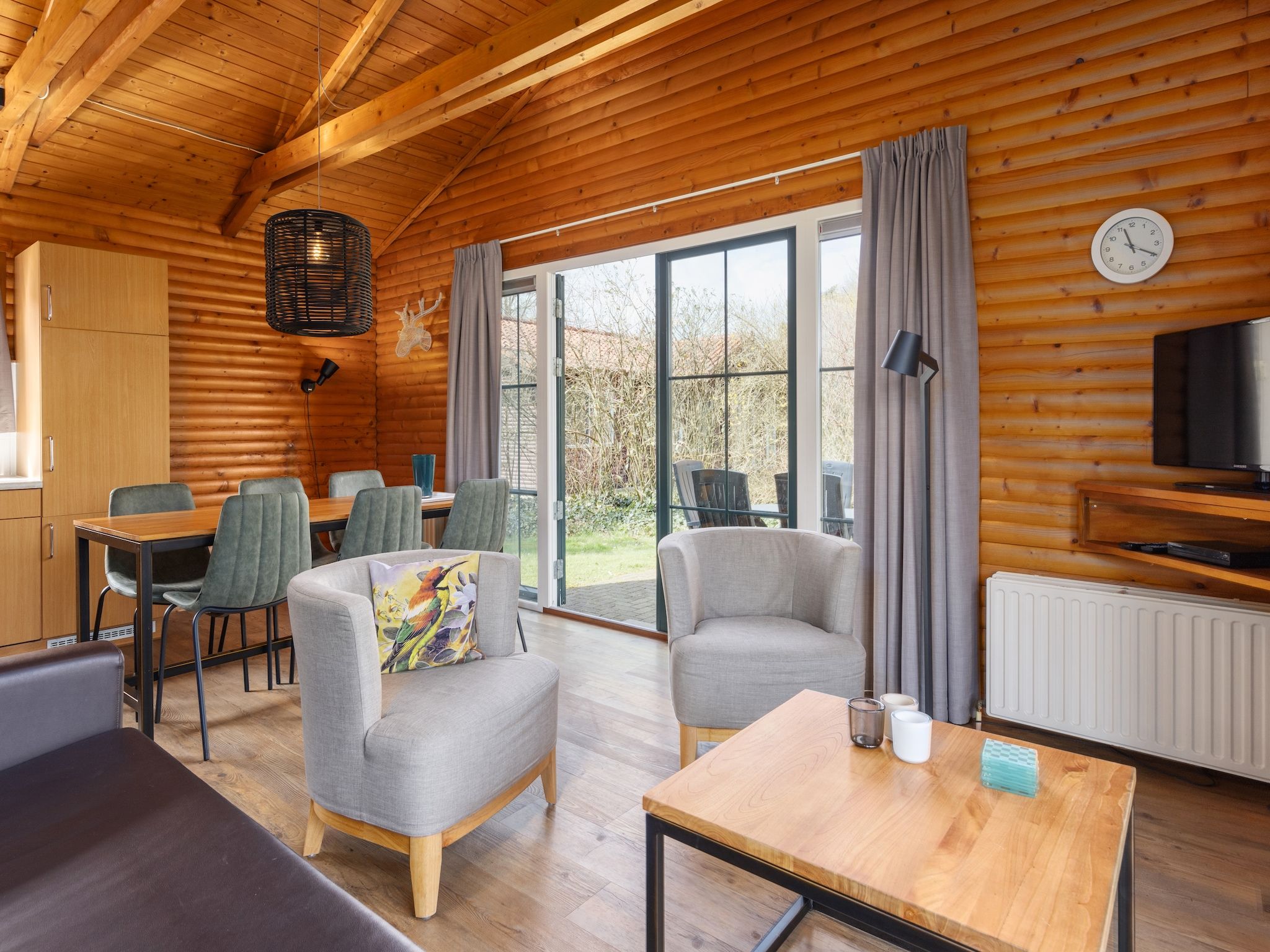 De woonkamer van De Veluwse Hoevegaerde 7 in Putten