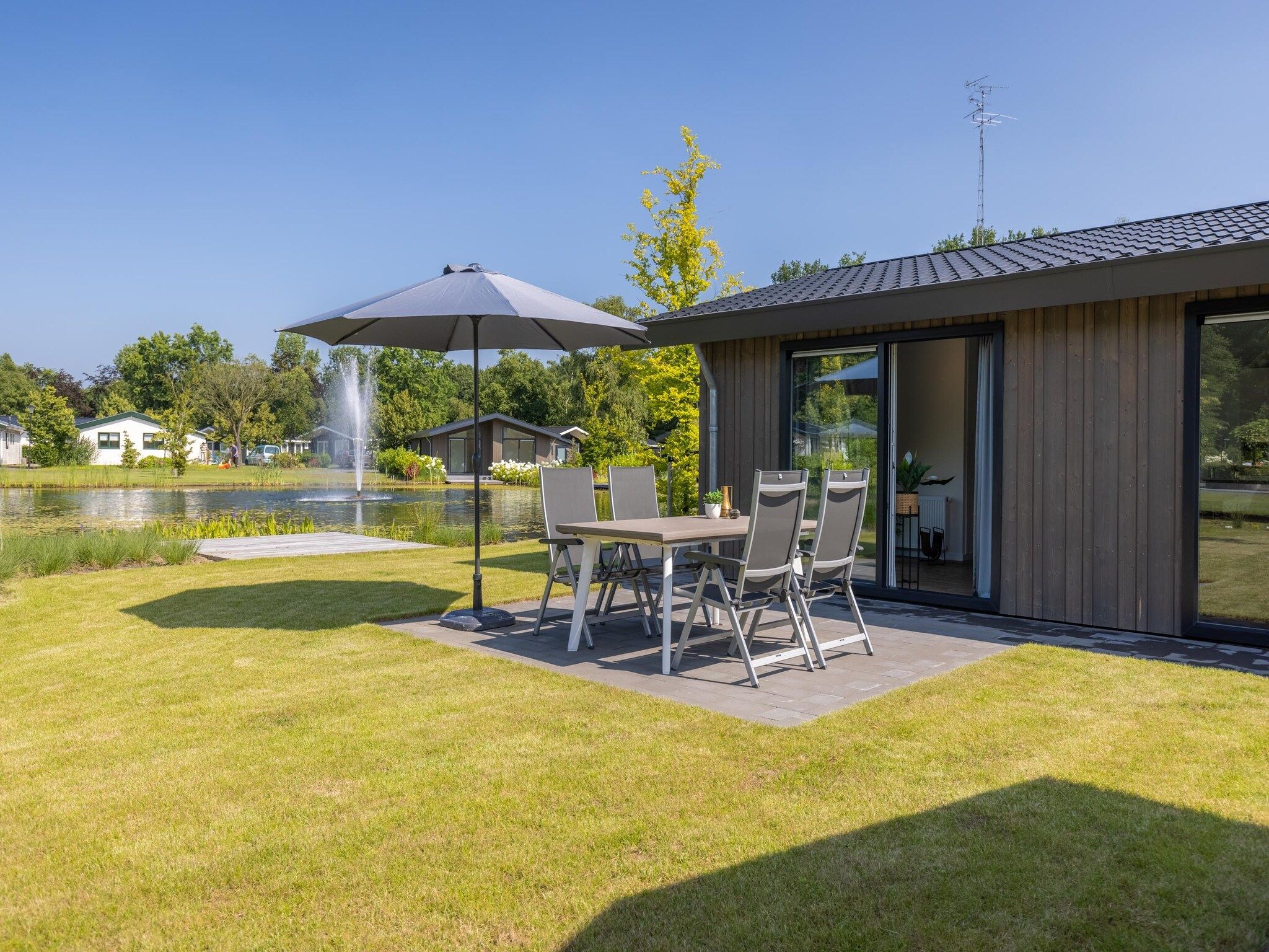 Het terras van Vakantiepark Molenvelden 4 in Veldhoven