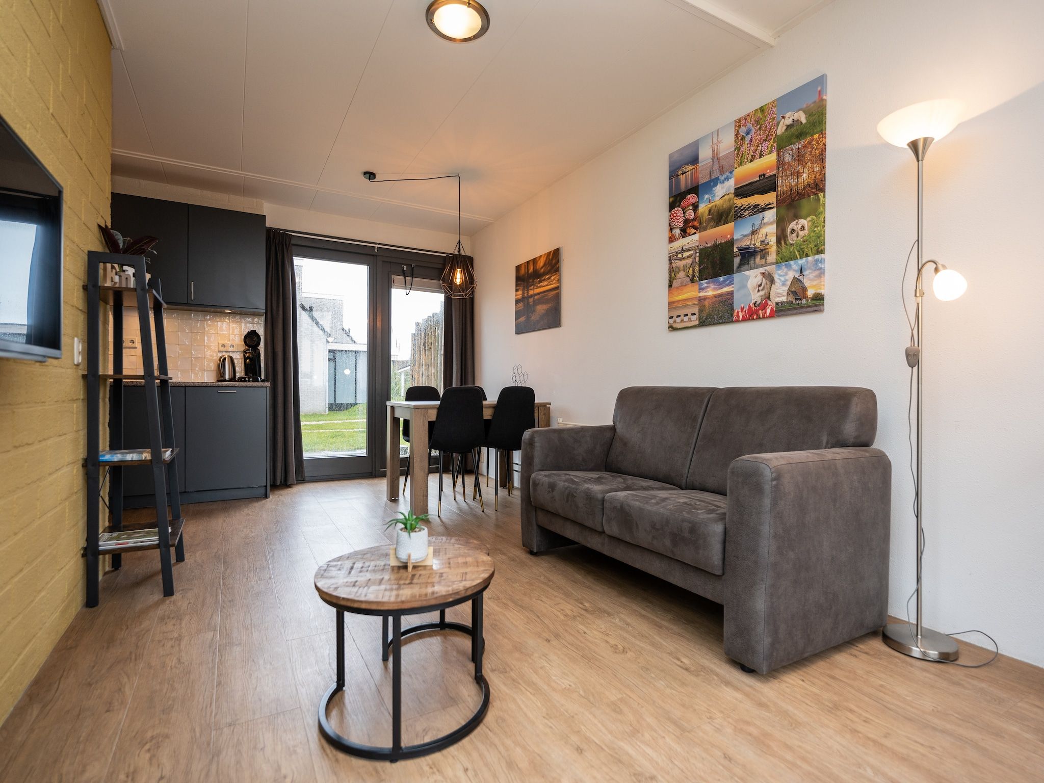 De woonkamer van Vakantiepark 't Eibernest Texel 1 in De Cocksdorp
