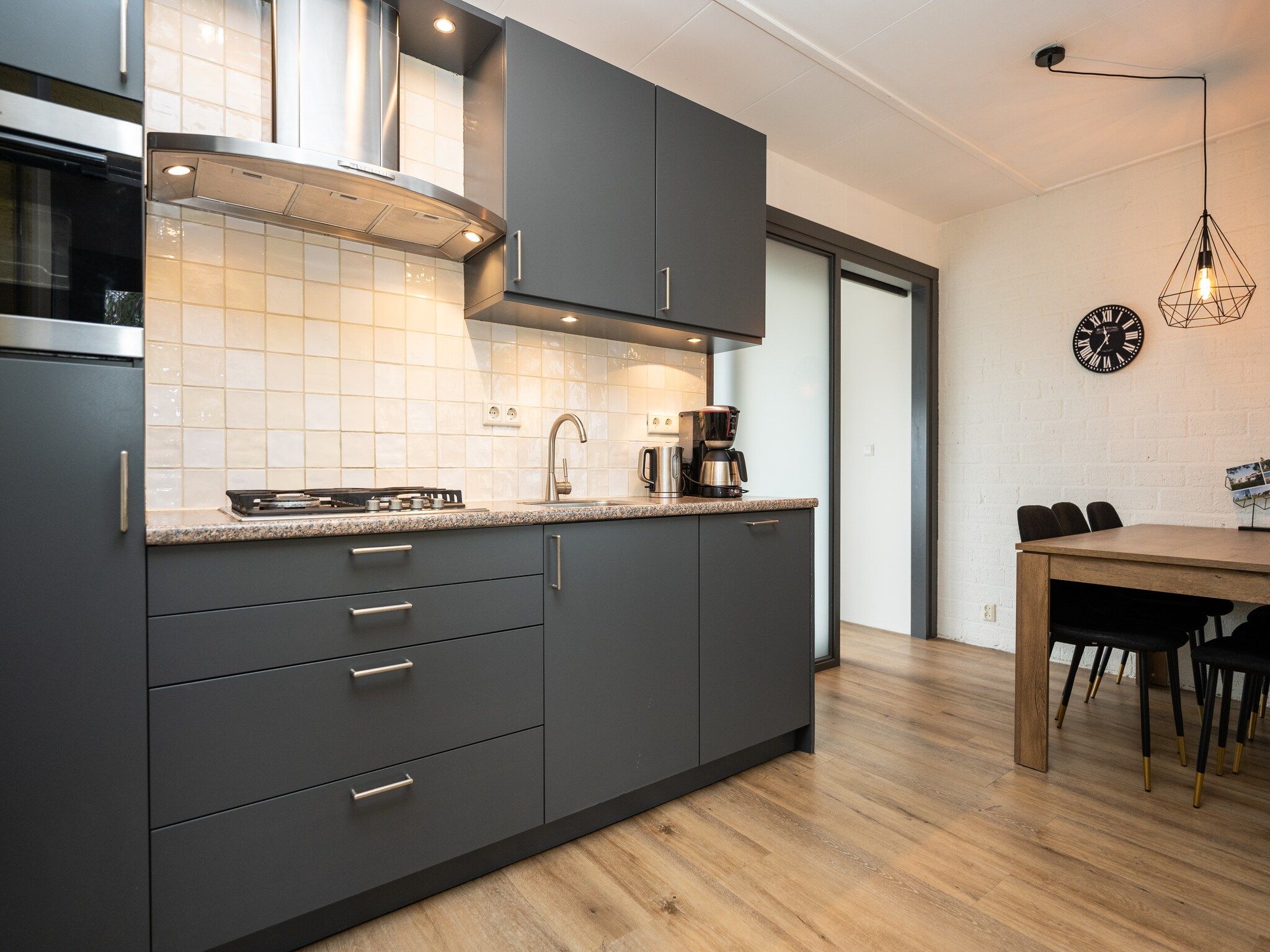 De keuken van Vakantiepark 't Eibernest Texel 1 in De Cocksdorp