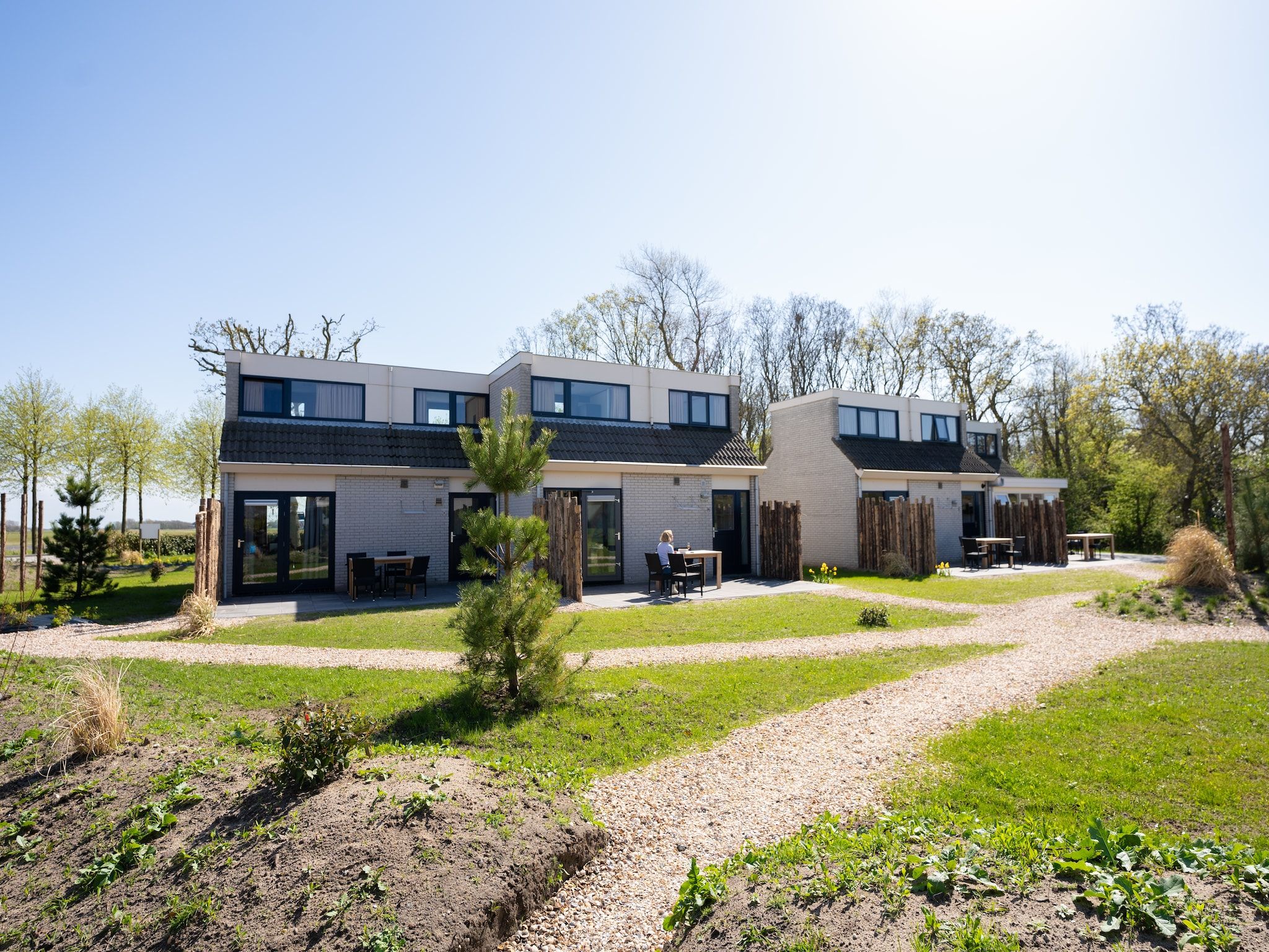Het terras van Vakantiepark 't Eibernest Texel 1 in De Cocksdorp