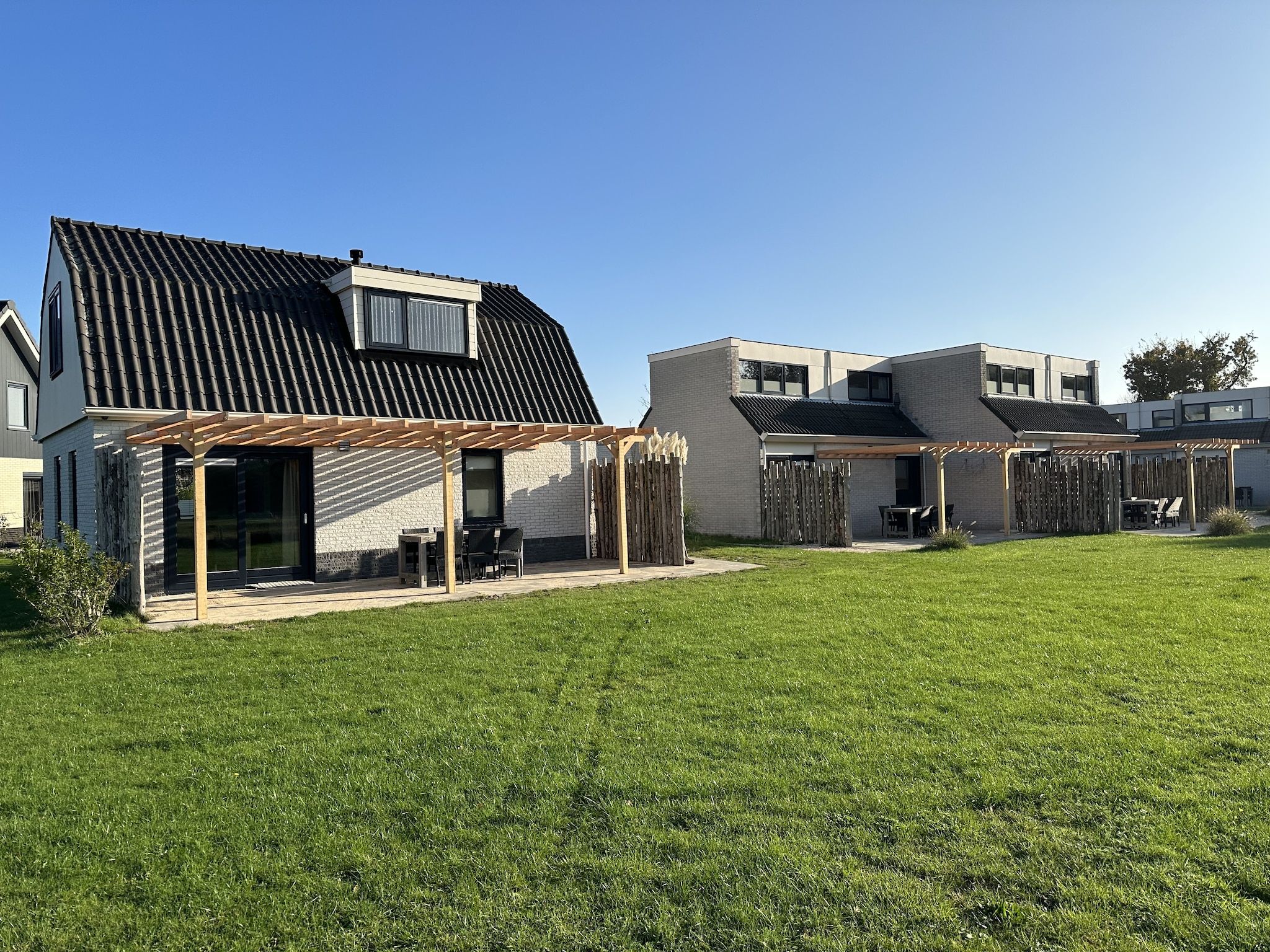 De buitenkant van Vakantiepark 't Eibernest Texel 1 in De Cocksdorp