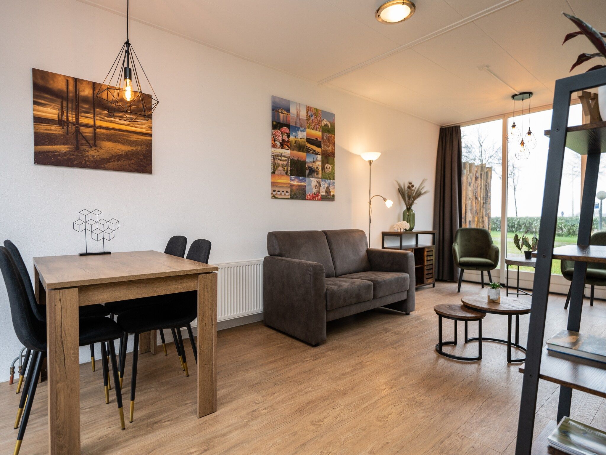 De woonkamer van Vakantiepark 't Eibernest Texel 2 in De Cocksdorp