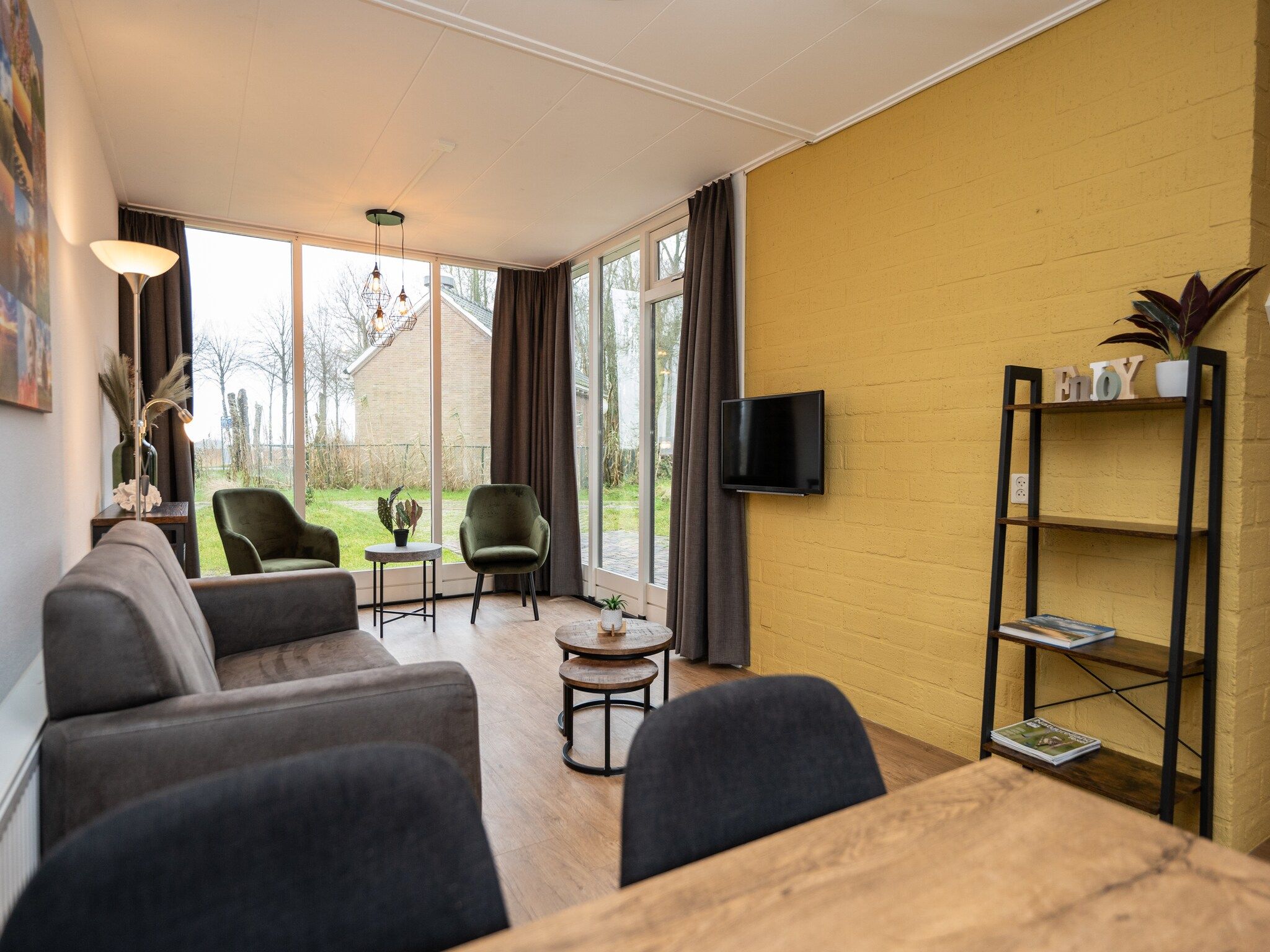 De woonkamer van Vakantiepark 't Eibernest Texel 2 in De Cocksdorp