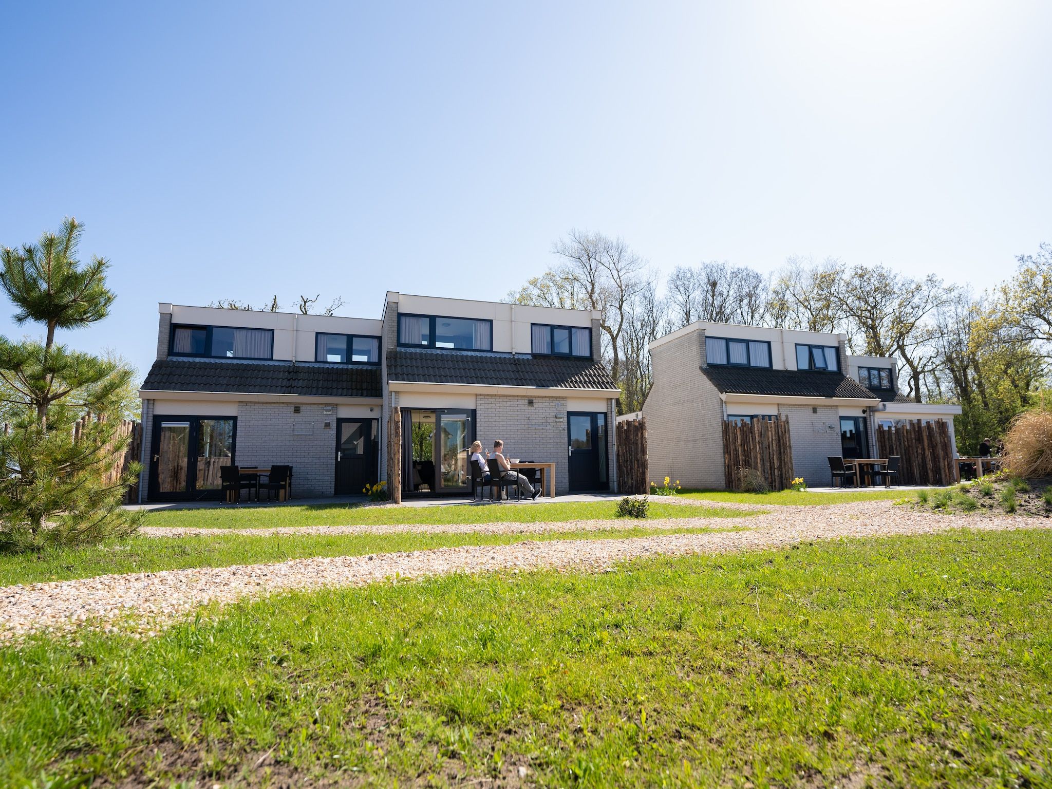 Het terras van Vakantiepark 't Eibernest Texel 2 in De Cocksdorp