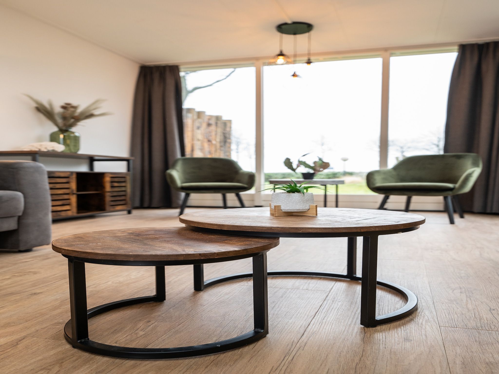 De woonkamer van Vakantiepark 't Eibernest Texel 3 in De Cocksdorp