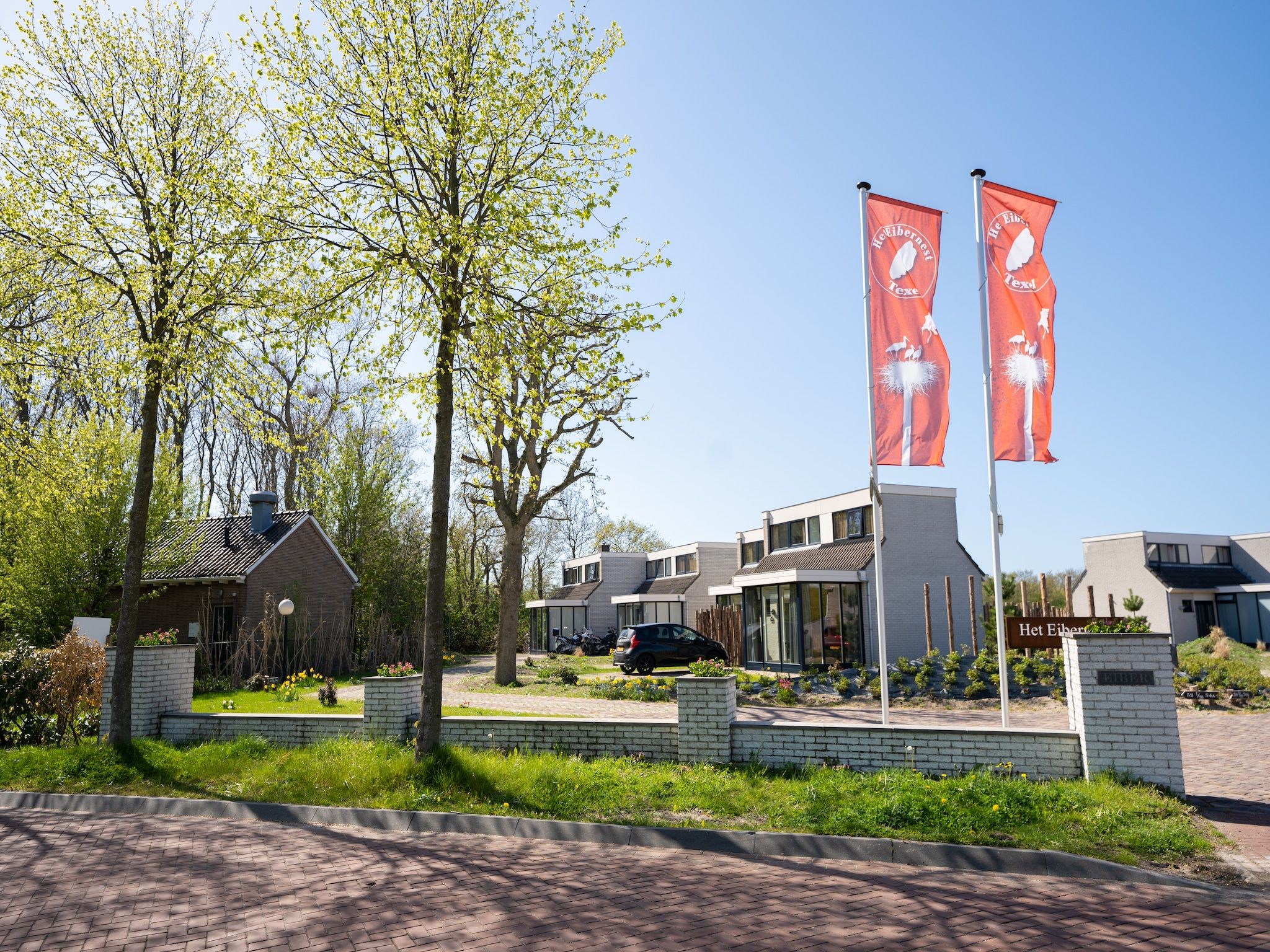 De buitenkant van Vakantiepark 't Eibernest Texel 3 in De Cocksdorp