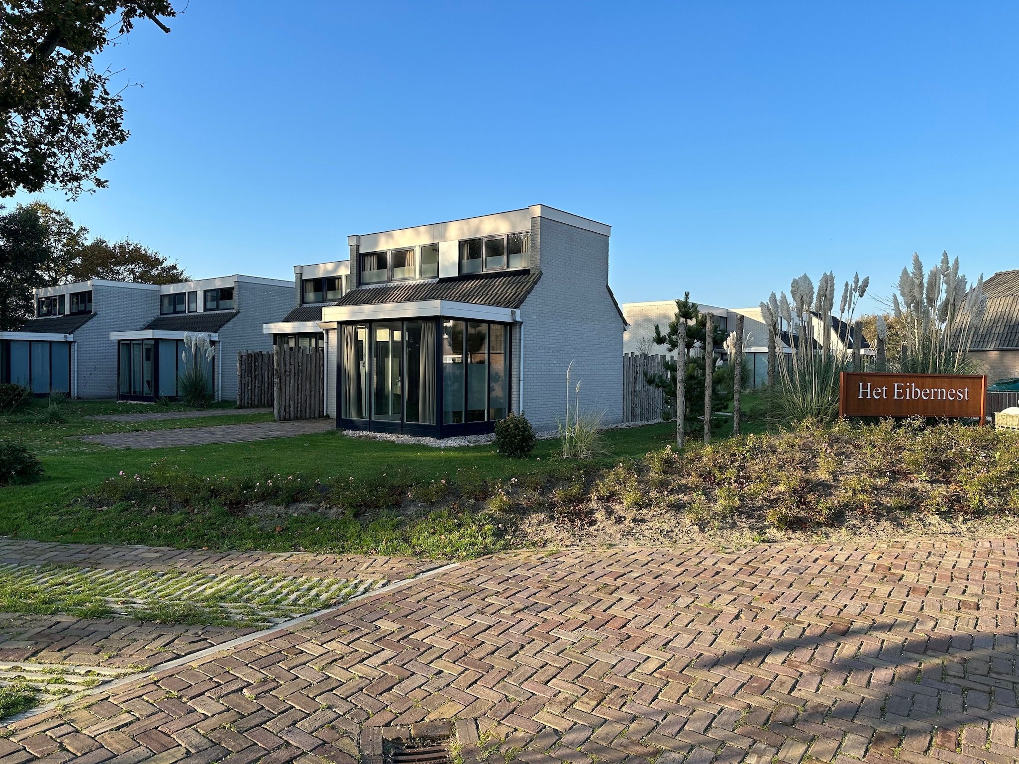 De buitenkant van Vakantiepark 't Eibernest Texel 3 in De Cocksdorp