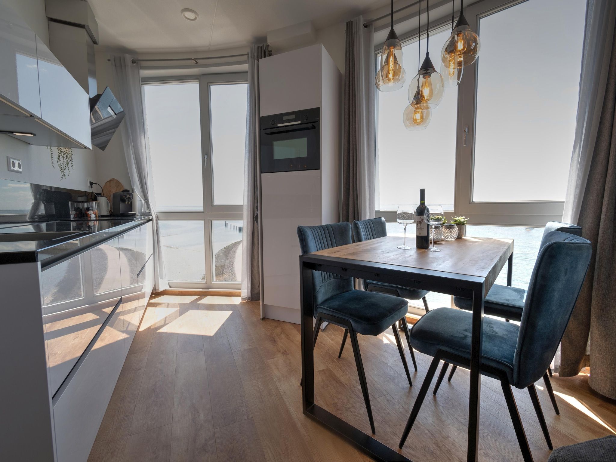 De eetkamer van Casa Isla Bella in Scherpenisse