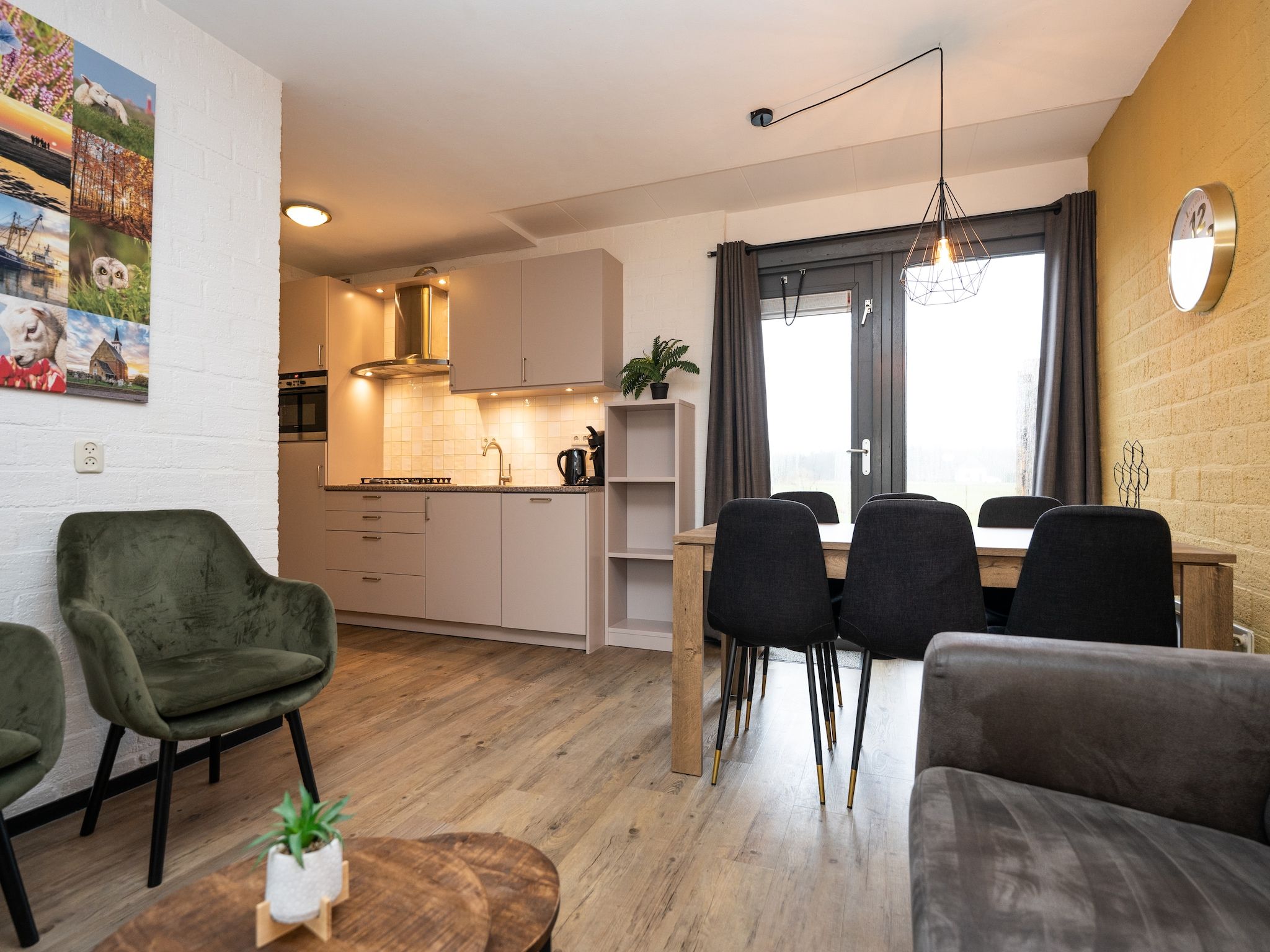 De woonkamer van Vakantiepark 't Eibernest Texel 5 in De Cocksdorp