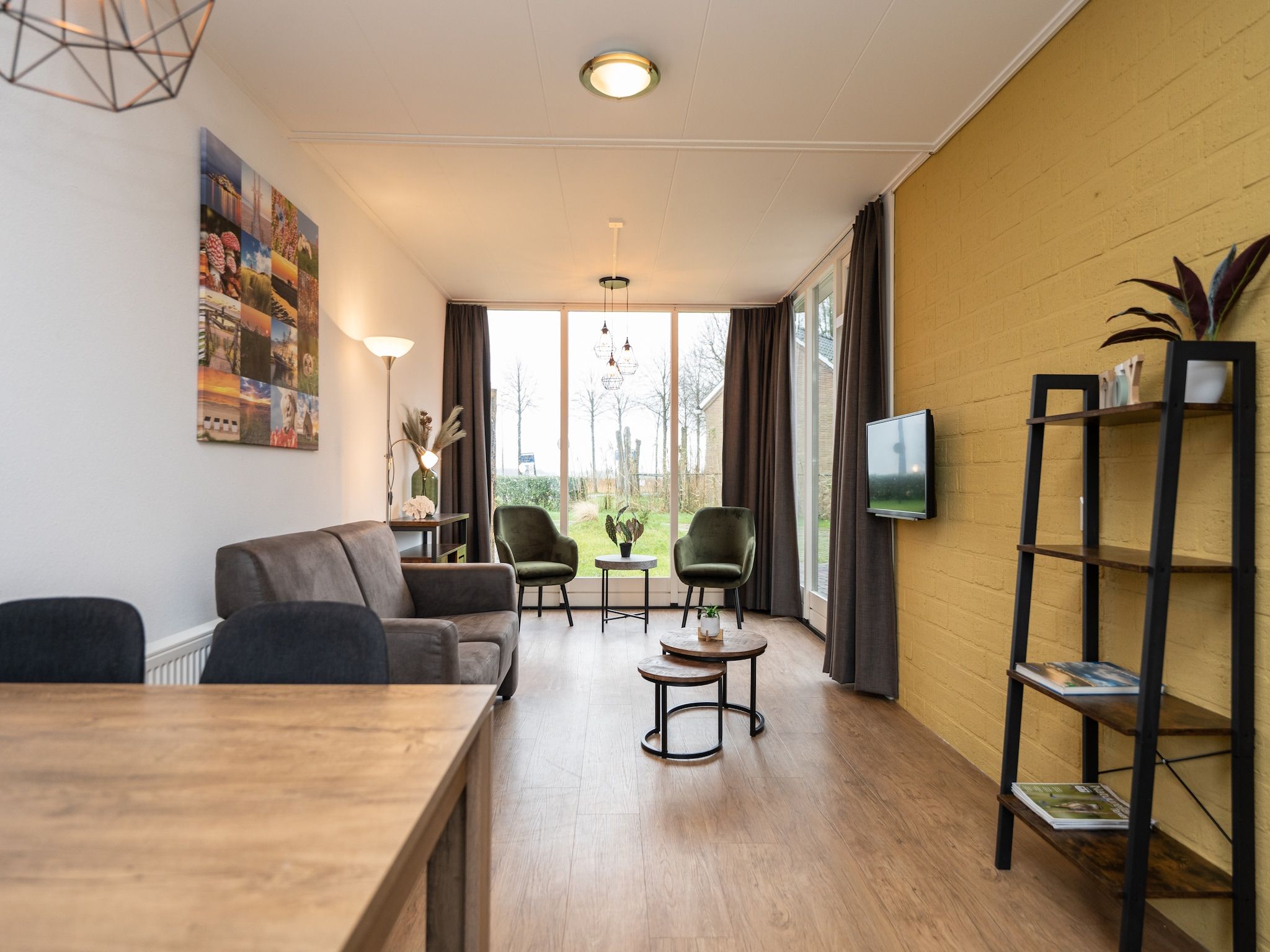 De woonkamer van Vakantiepark 't Eibernest Texel 6 in De Cocksdorp
