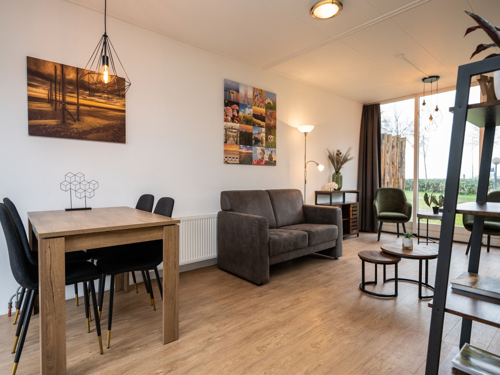 De woonkamer van Vakantiepark 't Eibernest Texel 6 in De Cocksdorp