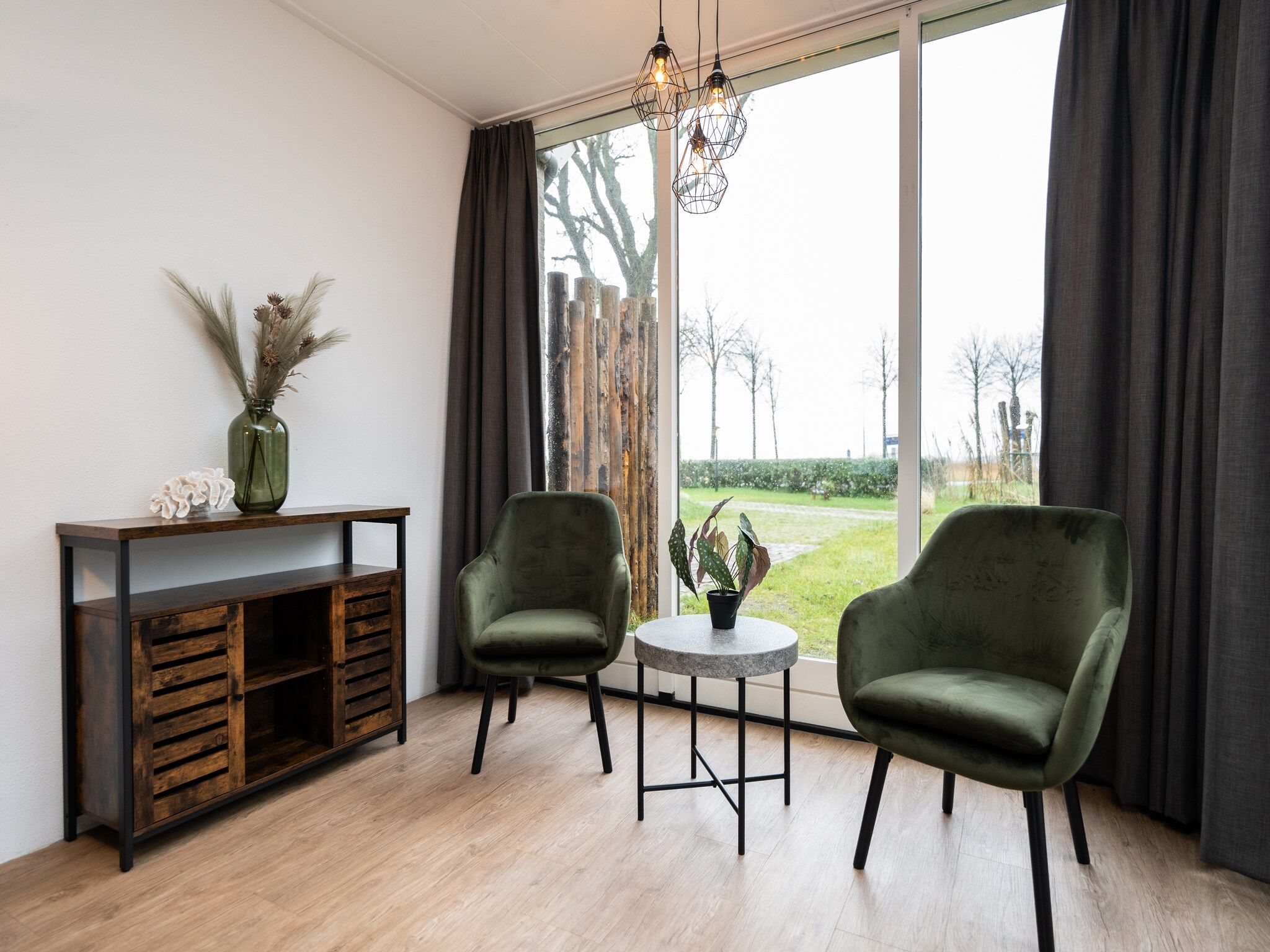 De woonkamer van Vakantiepark 't Eibernest Texel 6 in De Cocksdorp