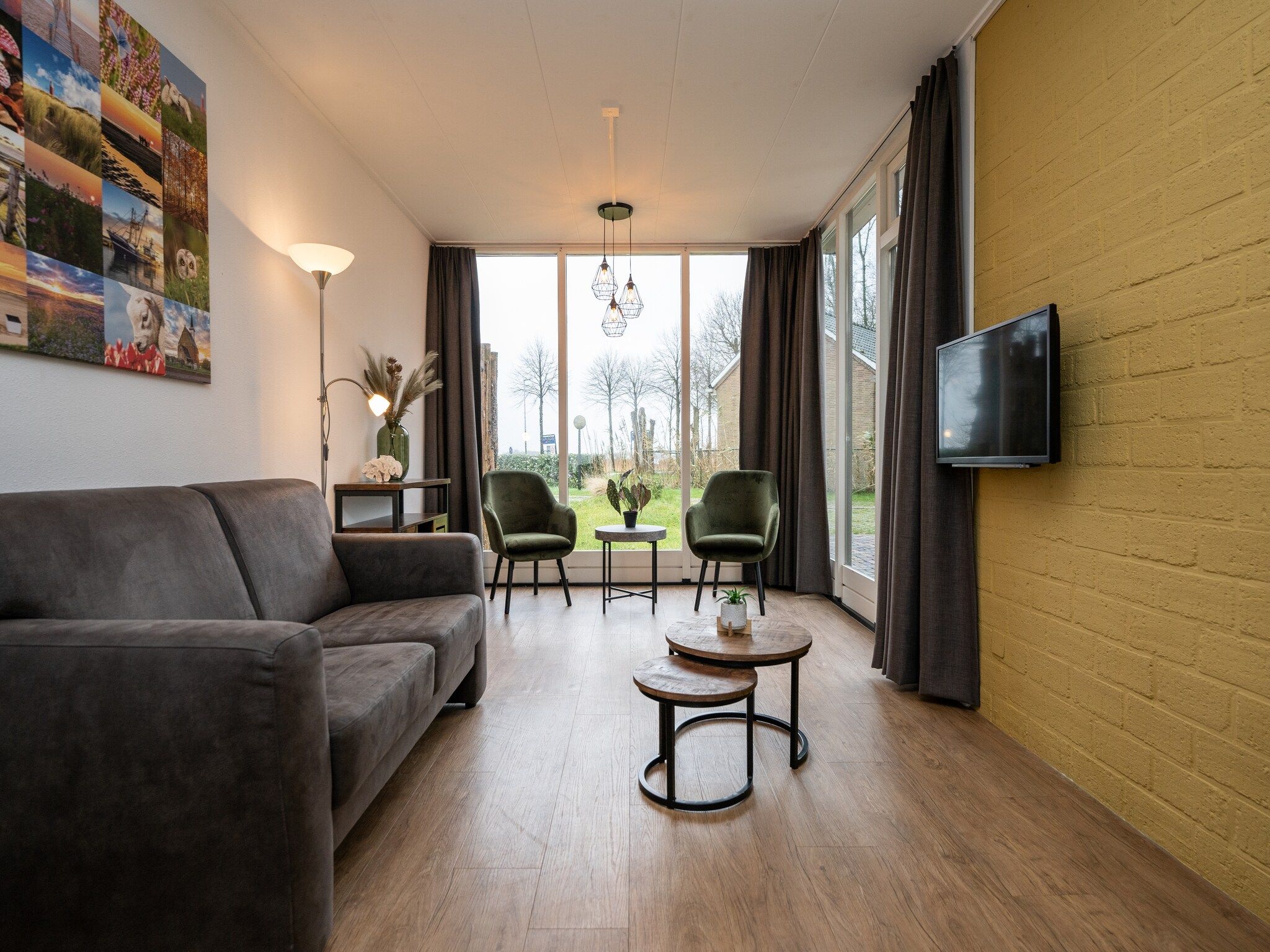 De woonkamer van Vakantiepark 't Eibernest Texel 6 in De Cocksdorp