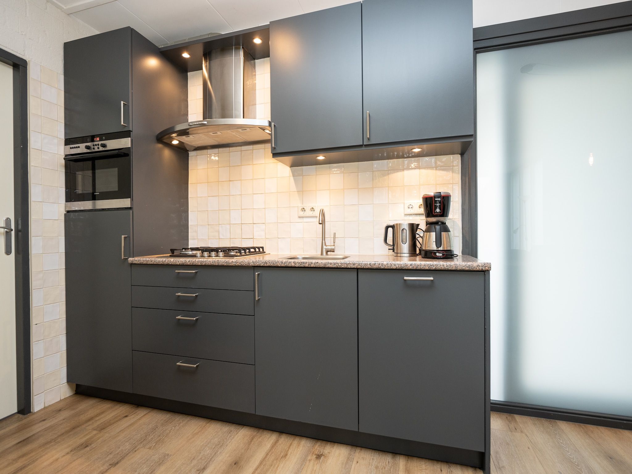 De keuken van Vakantiepark 't Eibernest Texel 6 in De Cocksdorp