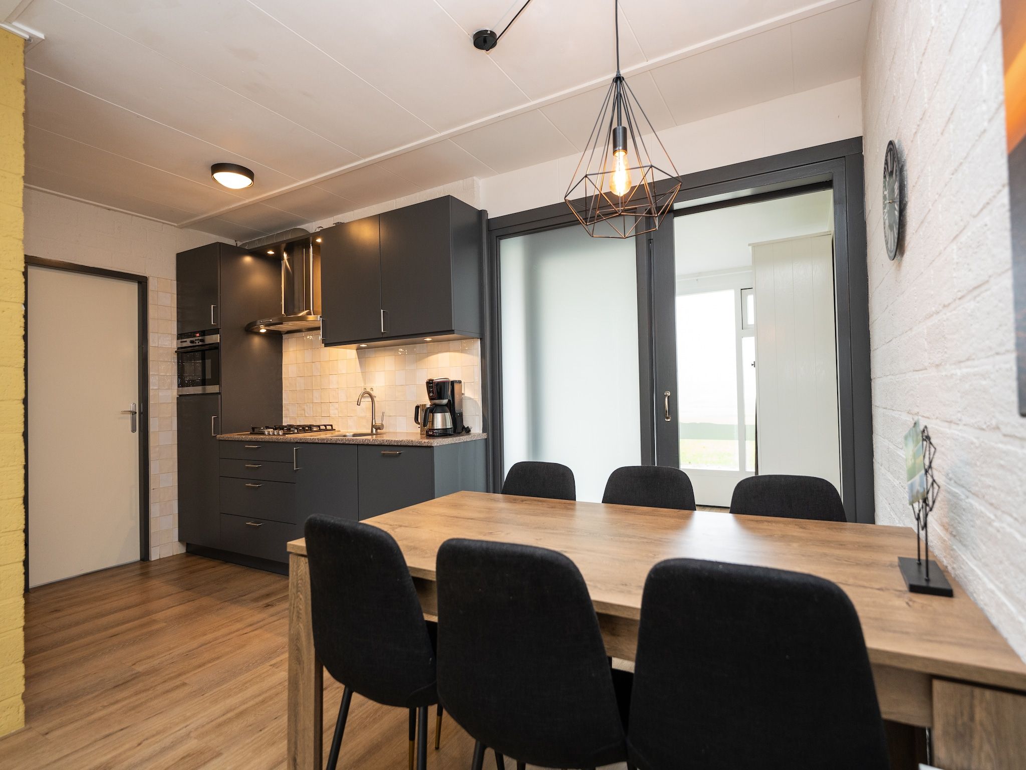 De keuken van Vakantiepark 't Eibernest Texel 6 in De Cocksdorp