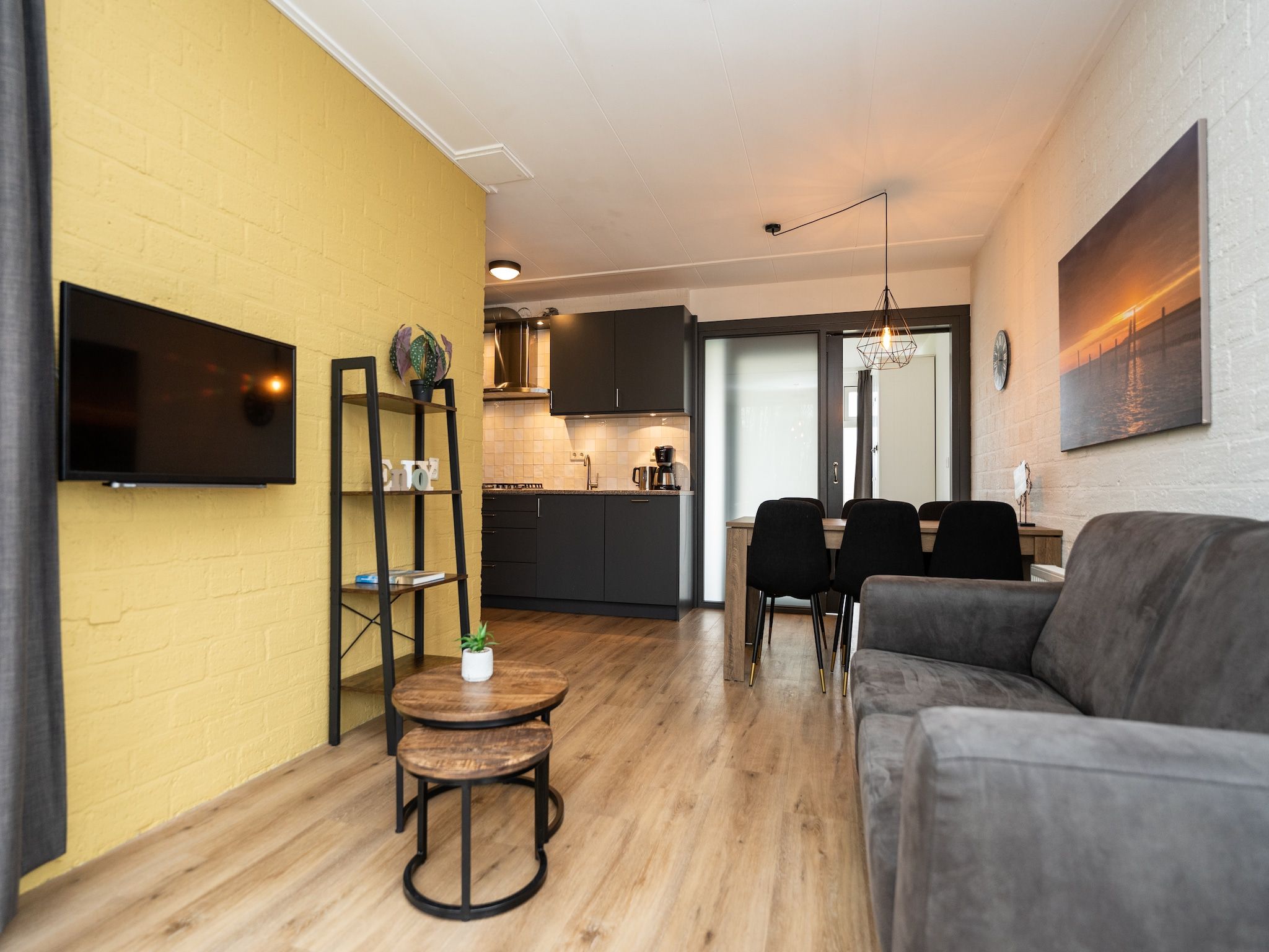 De woonkamer van Vakantiepark 't Eibernest Texel 6 in De Cocksdorp