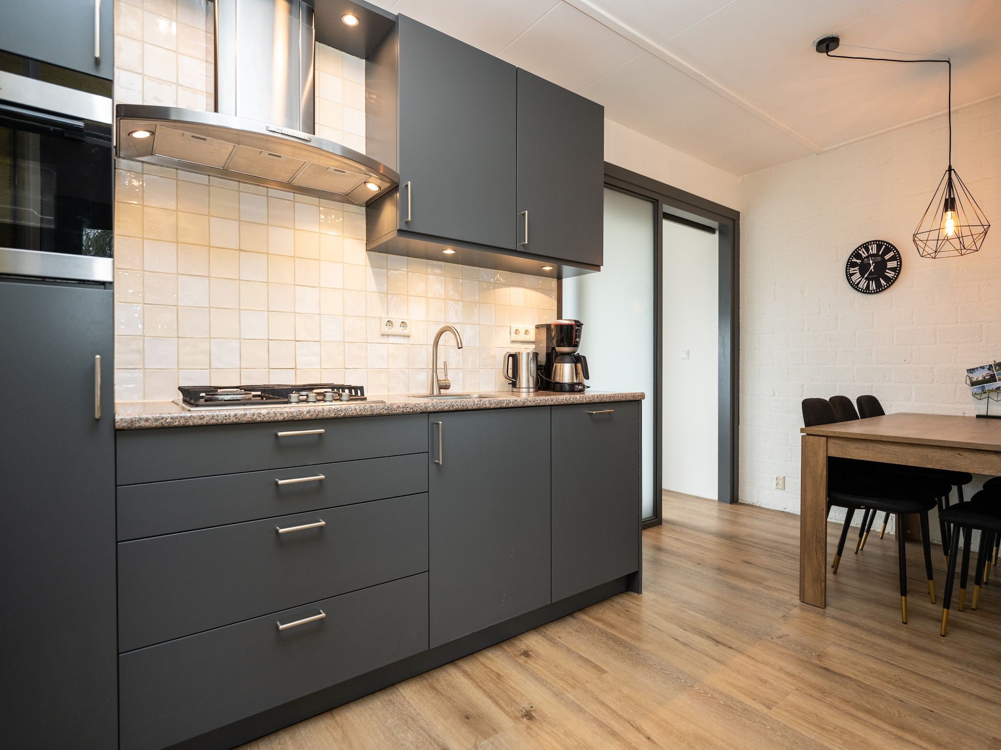 De keuken van Vakantiepark 't Eibernest Texel 6 in De Cocksdorp