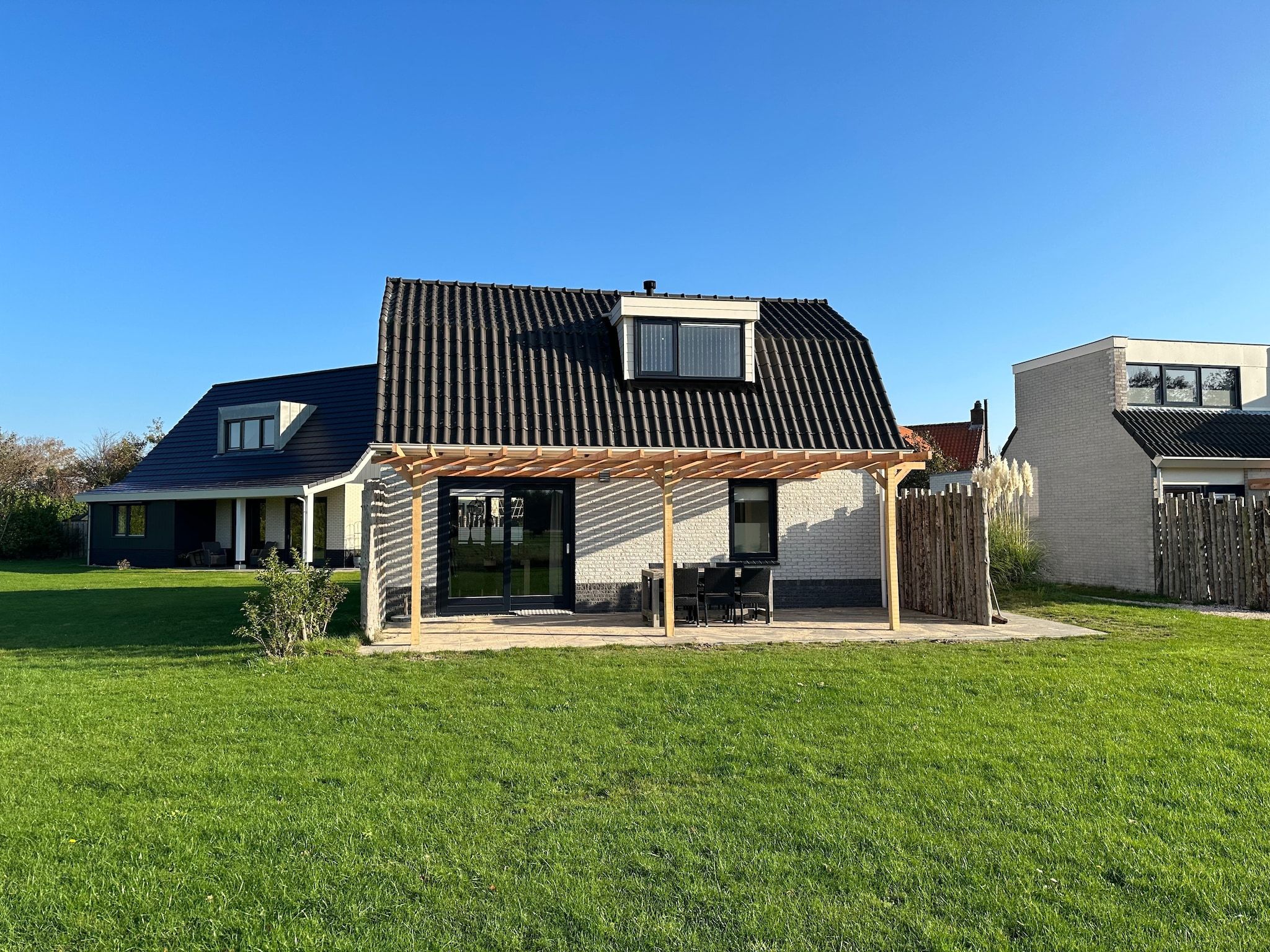 De buitenkant van Vakantiepark 't Eibernest Texel 7 in De Cocksdorp