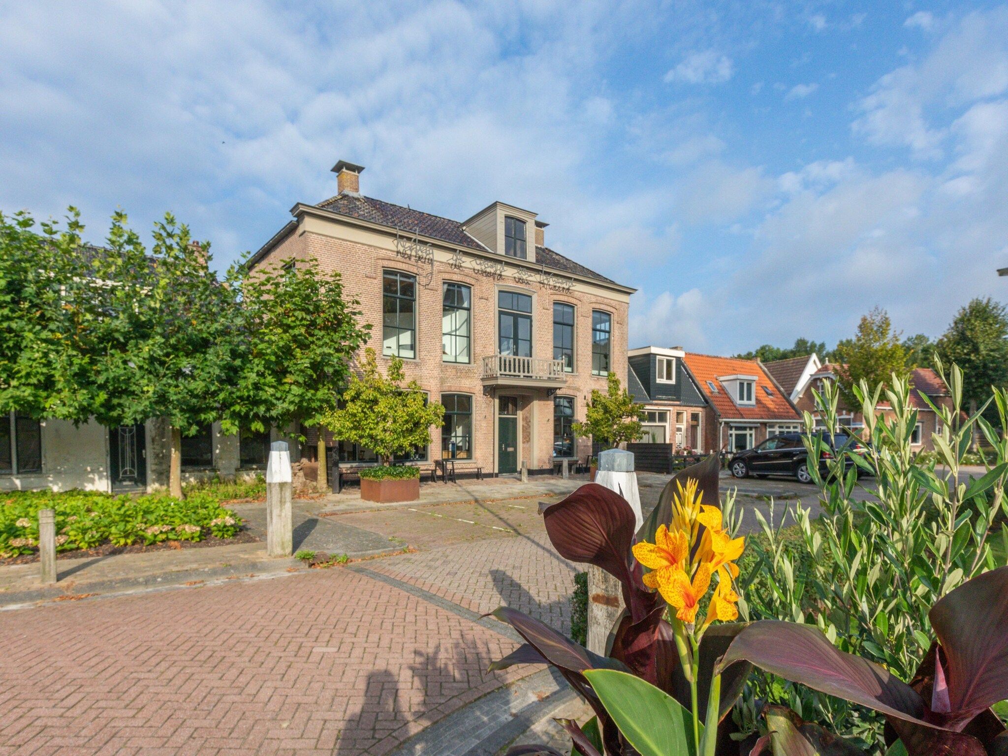 De buitenkant van 'Herberg De Waard van Ternaard' in Ternaard