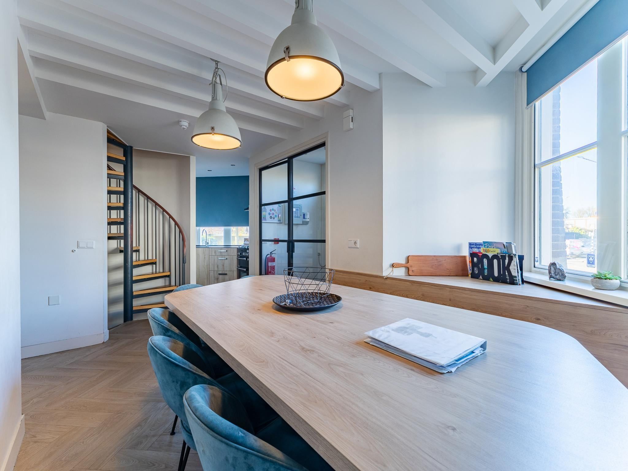 De eetkamer van Familiehuis Watertoren 8 pers in Vlissingen
