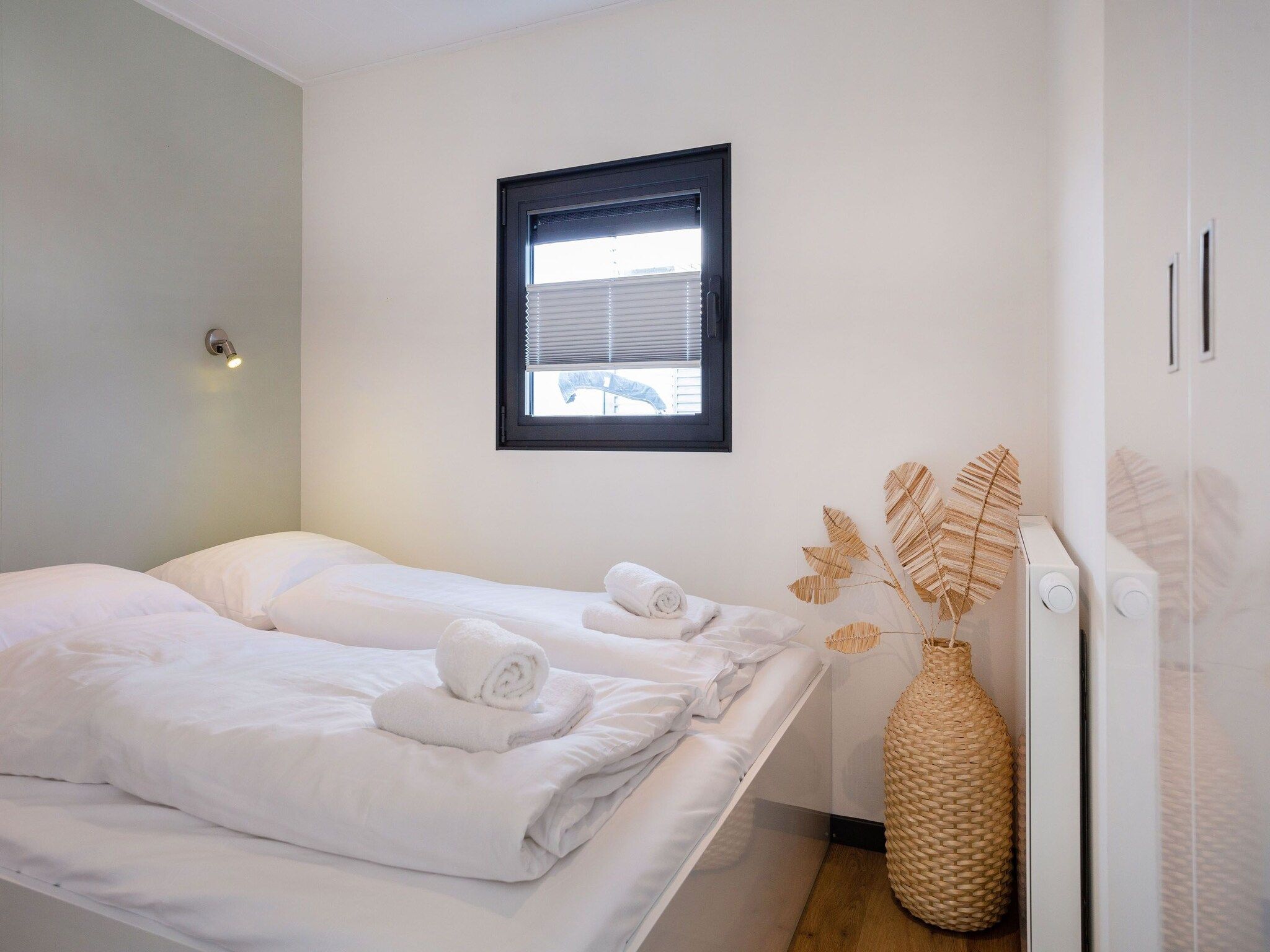Een slaapkamer van Houseboat Agua Dolce in Offingawier