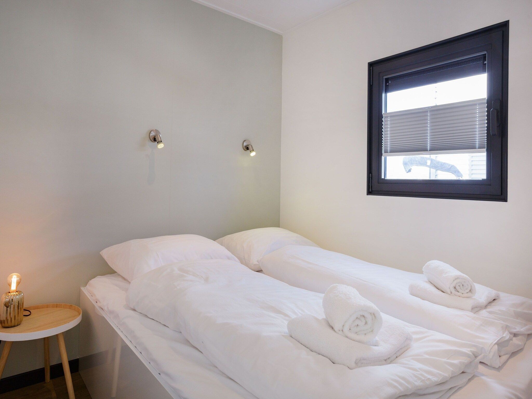 Een slaapkamer van Houseboat Agua Dolce in Offingawier