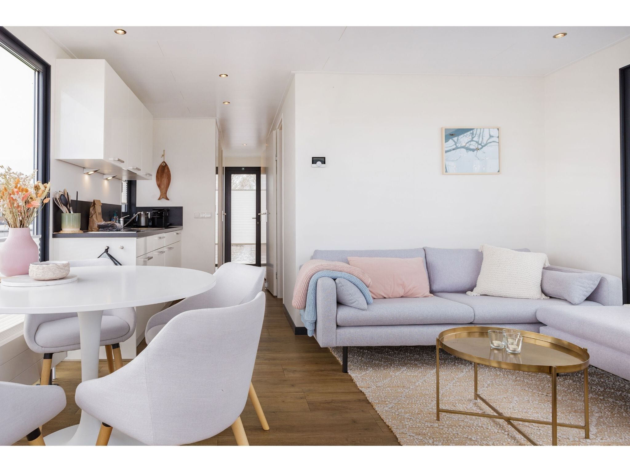 De woonkamer van Houseboat Agua Dolce in Offingawier