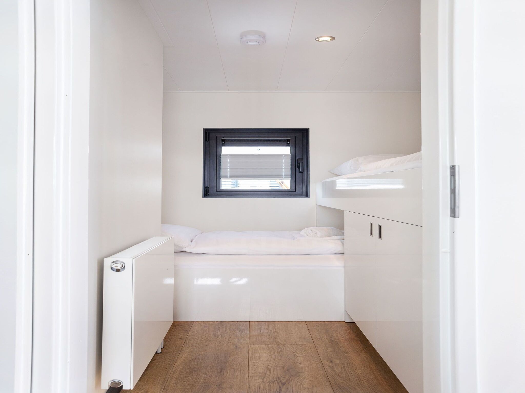 De badkamer van Houseboat Agua Dolce in Offingawier