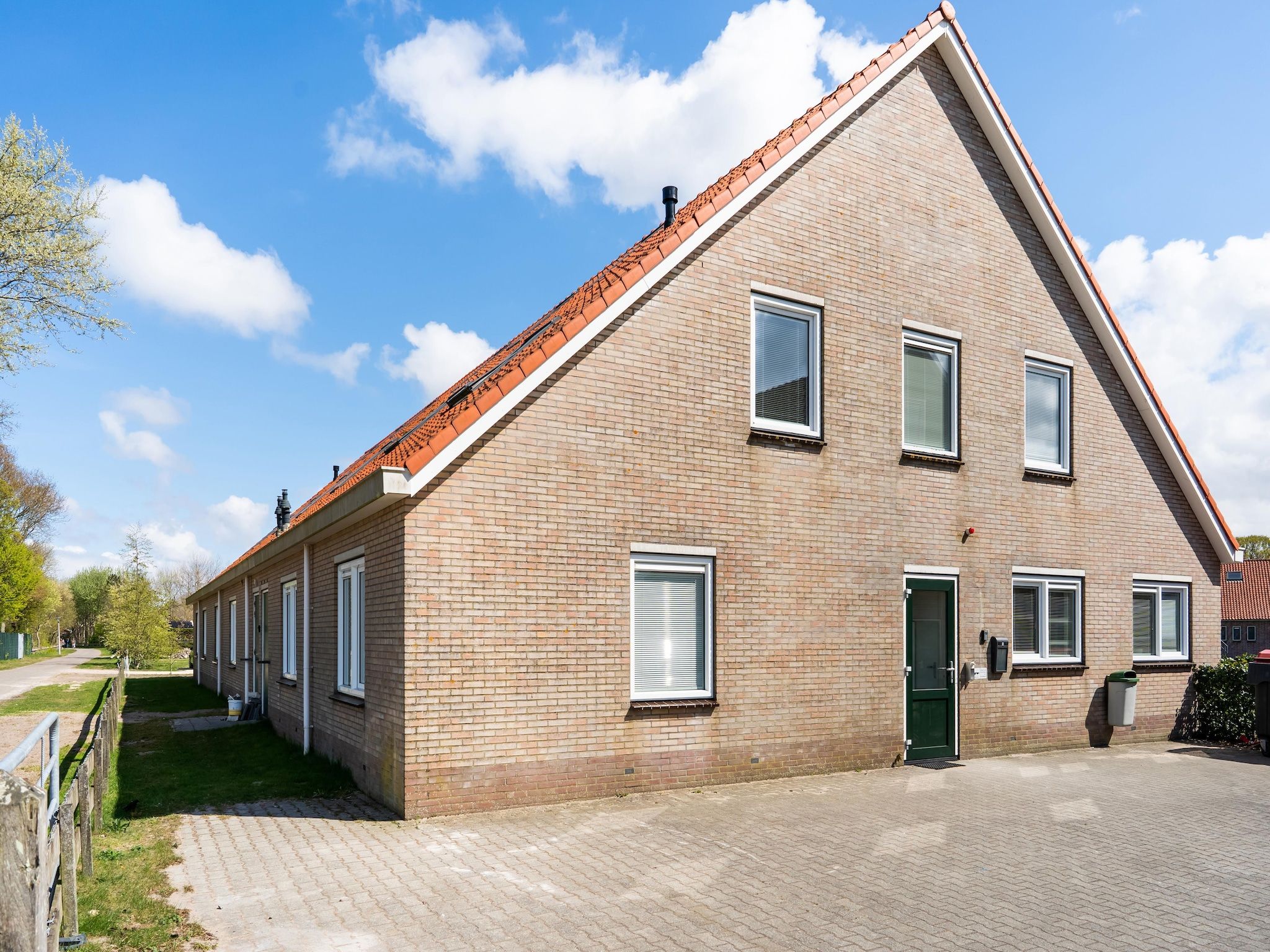De buitenkant van Combi Vrijersduin en Kaapsduin in Nes