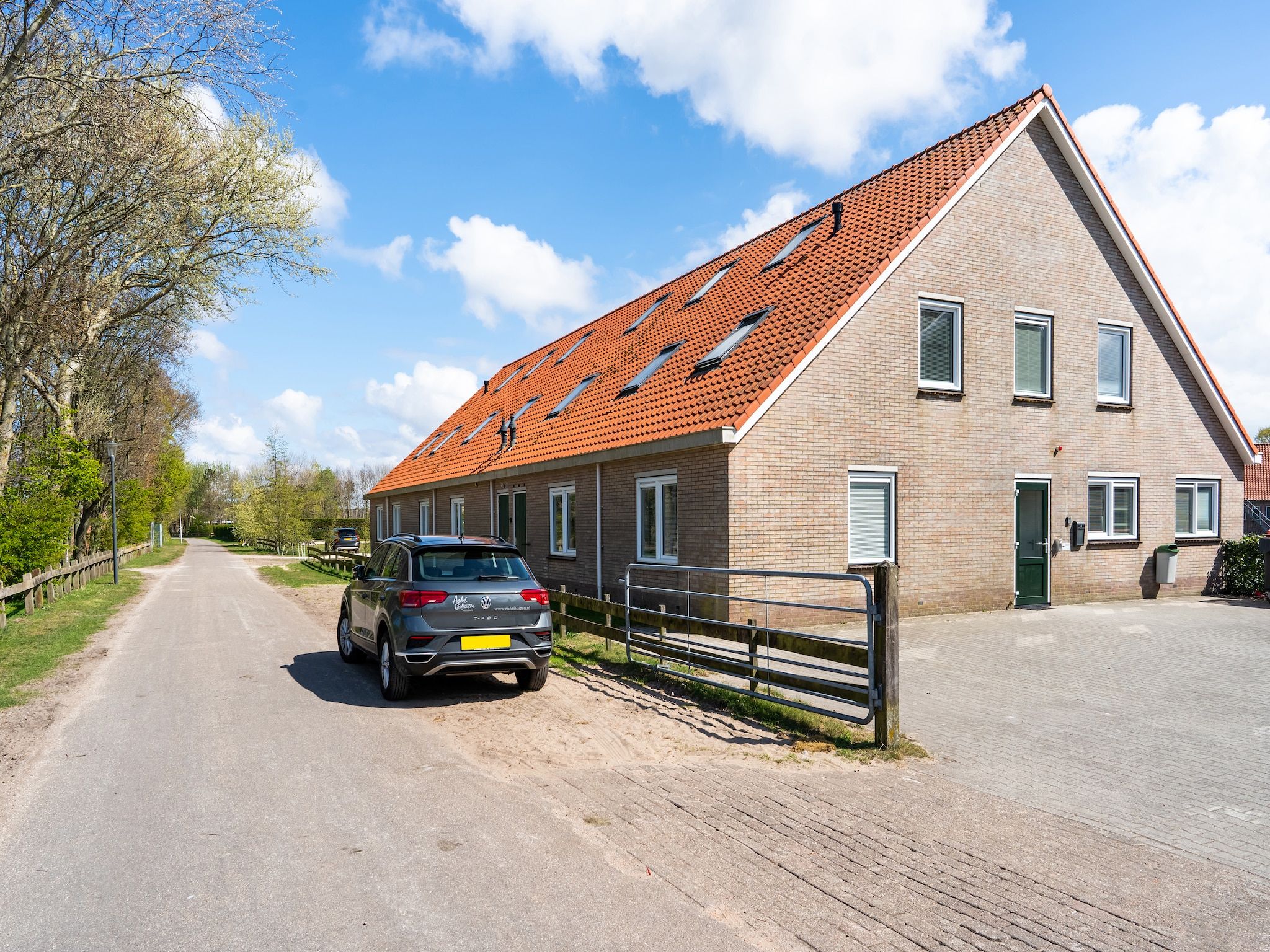De buitenkant van Combi Vrijersduin en Kaapsduin in Nes