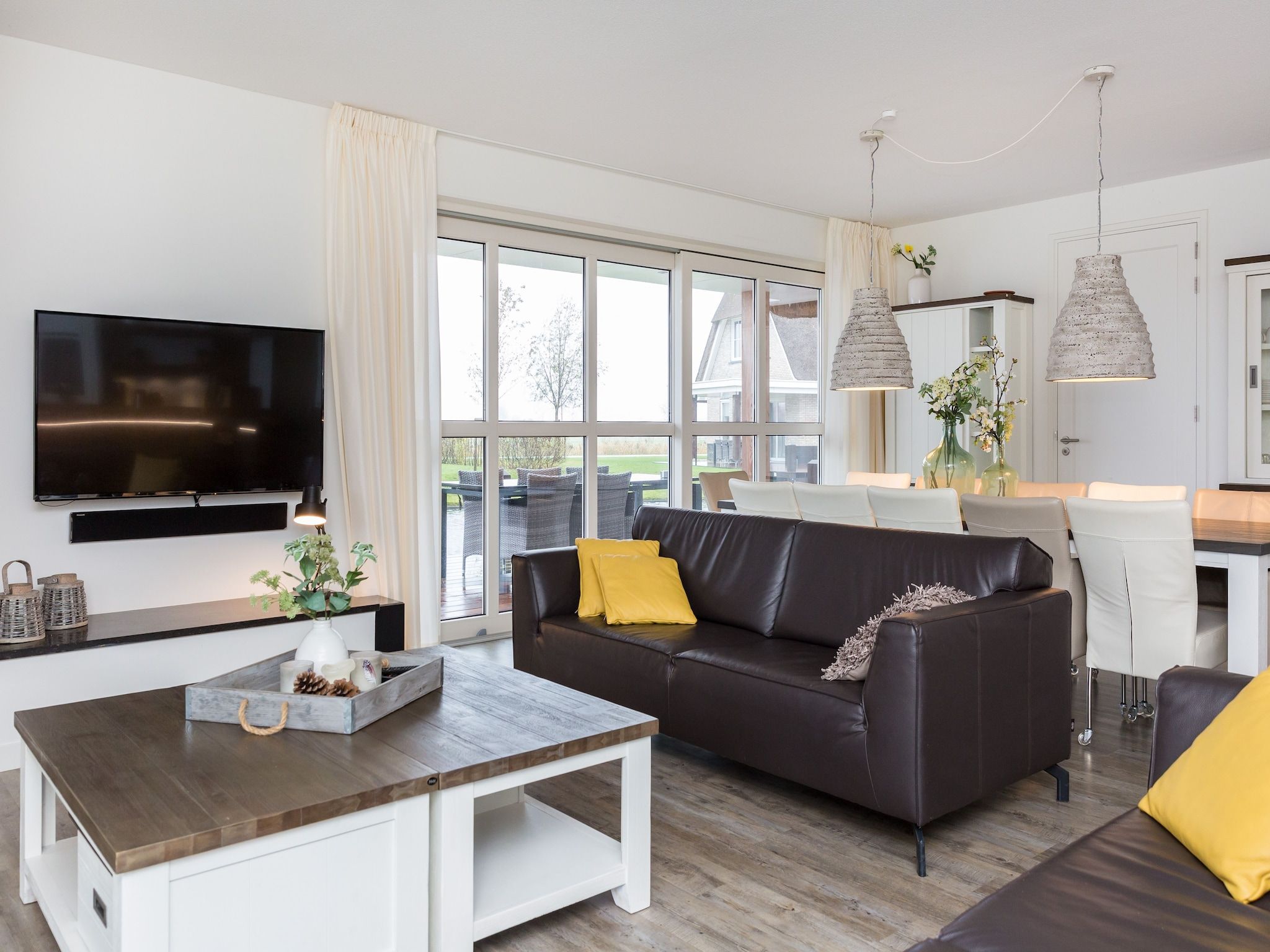 De woonkamer van Friese Meren Villa's 17 in Delfstrahuizen