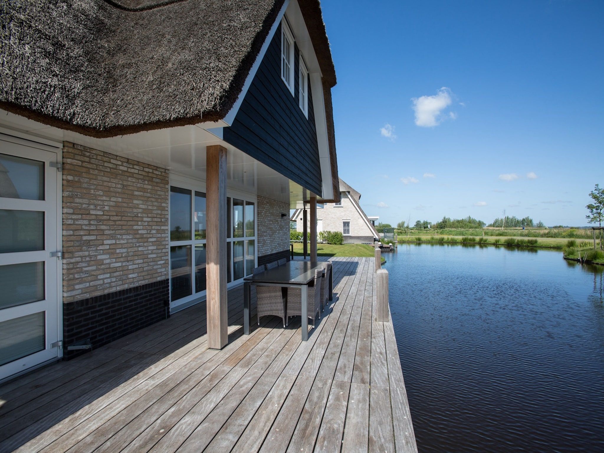 De buitenkant van Friese Meren Villa's 17 in Delfstrahuizen