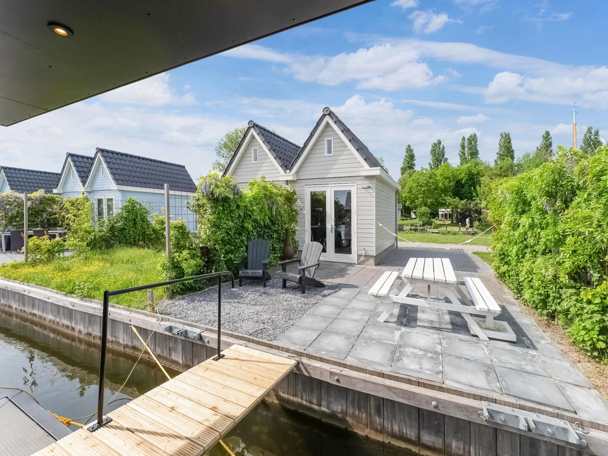De buitenkant van Boat House Stavoren in Stavoren