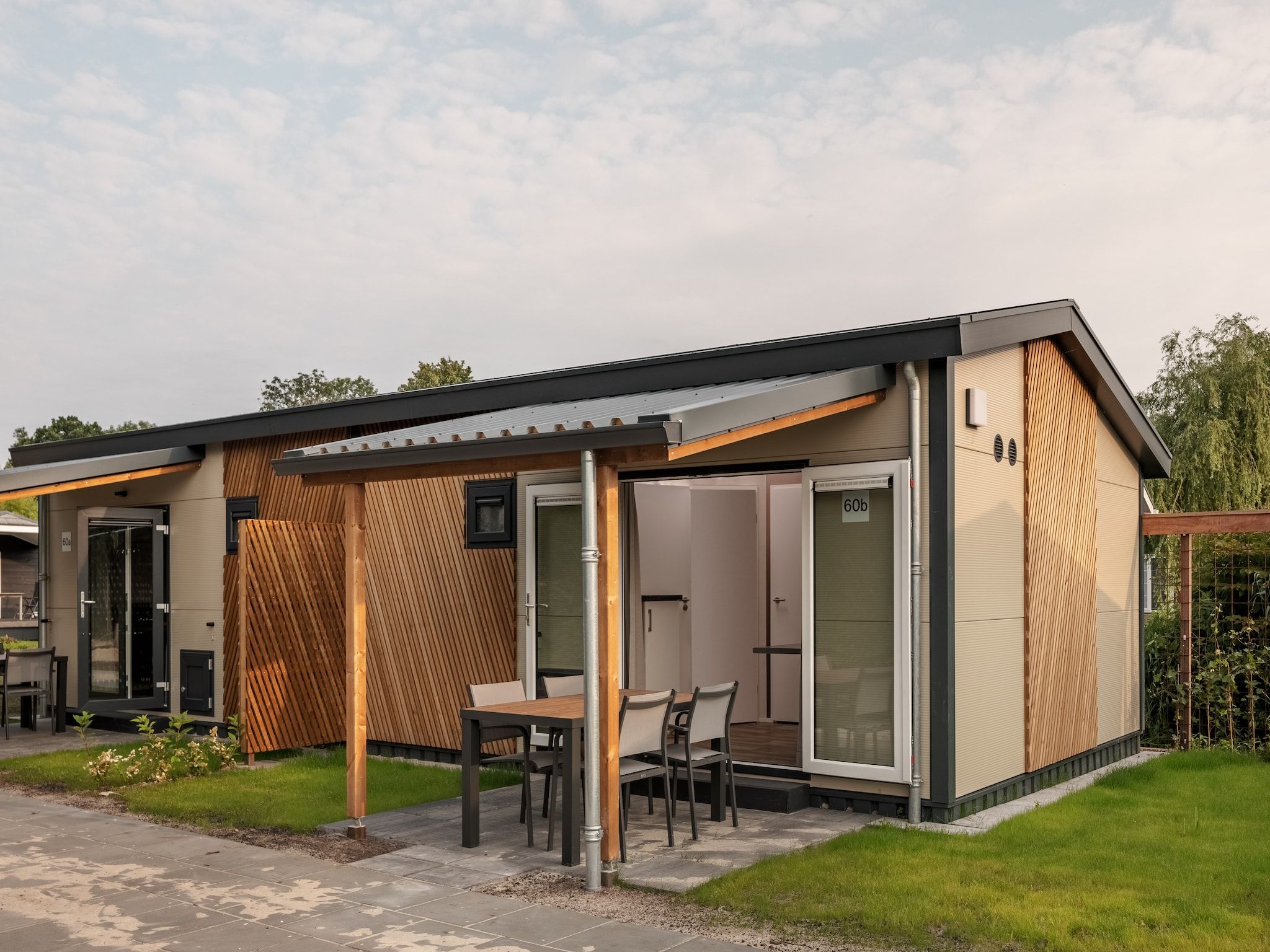 De buitenkant van Vakantiepark Giethoorn 10 in Giethoorn