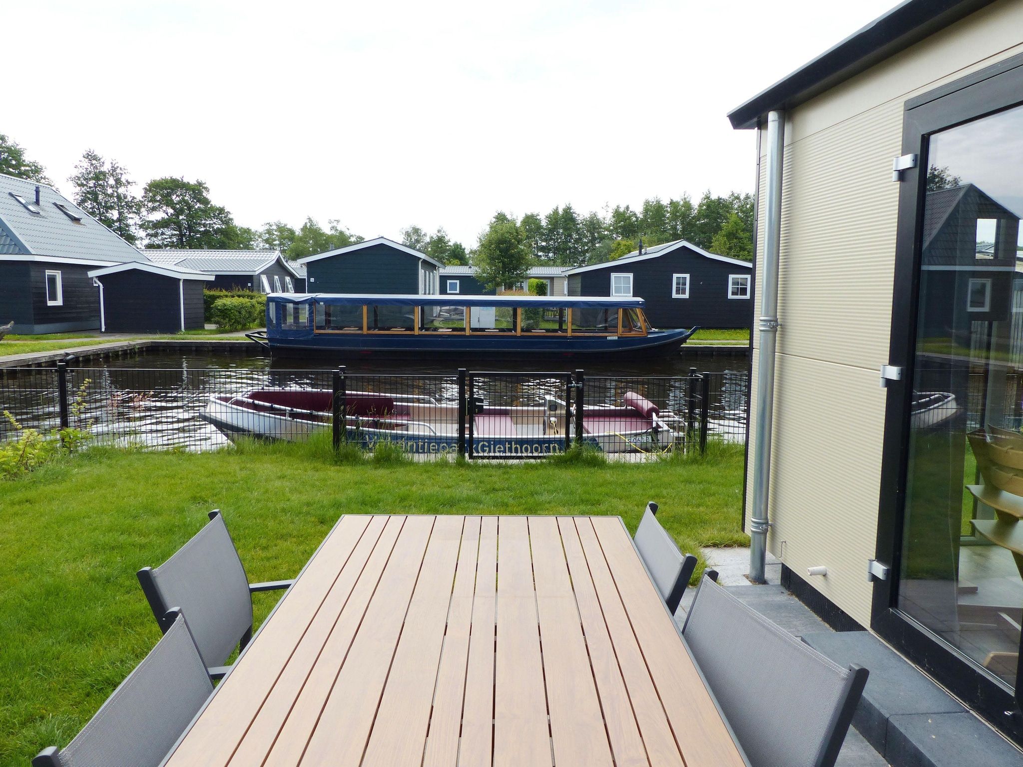 Het terras van Vakantiepark Giethoorn 12 in Giethoorn