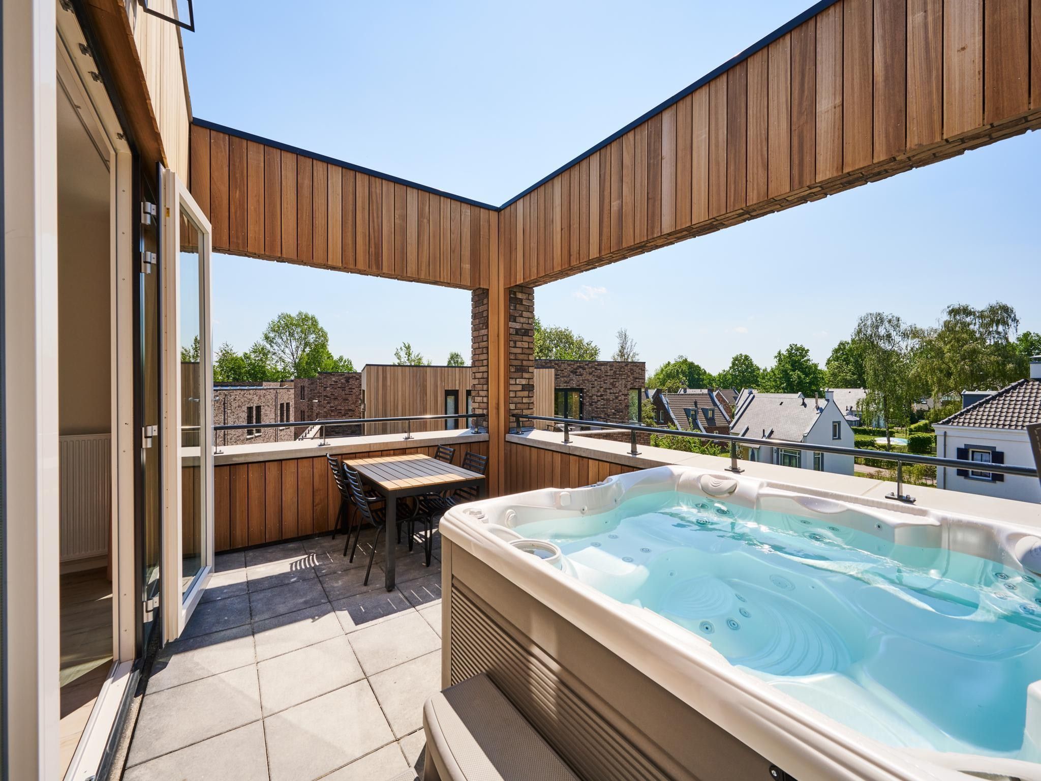 Het terras van Resort Maastricht 34 in Maastricht